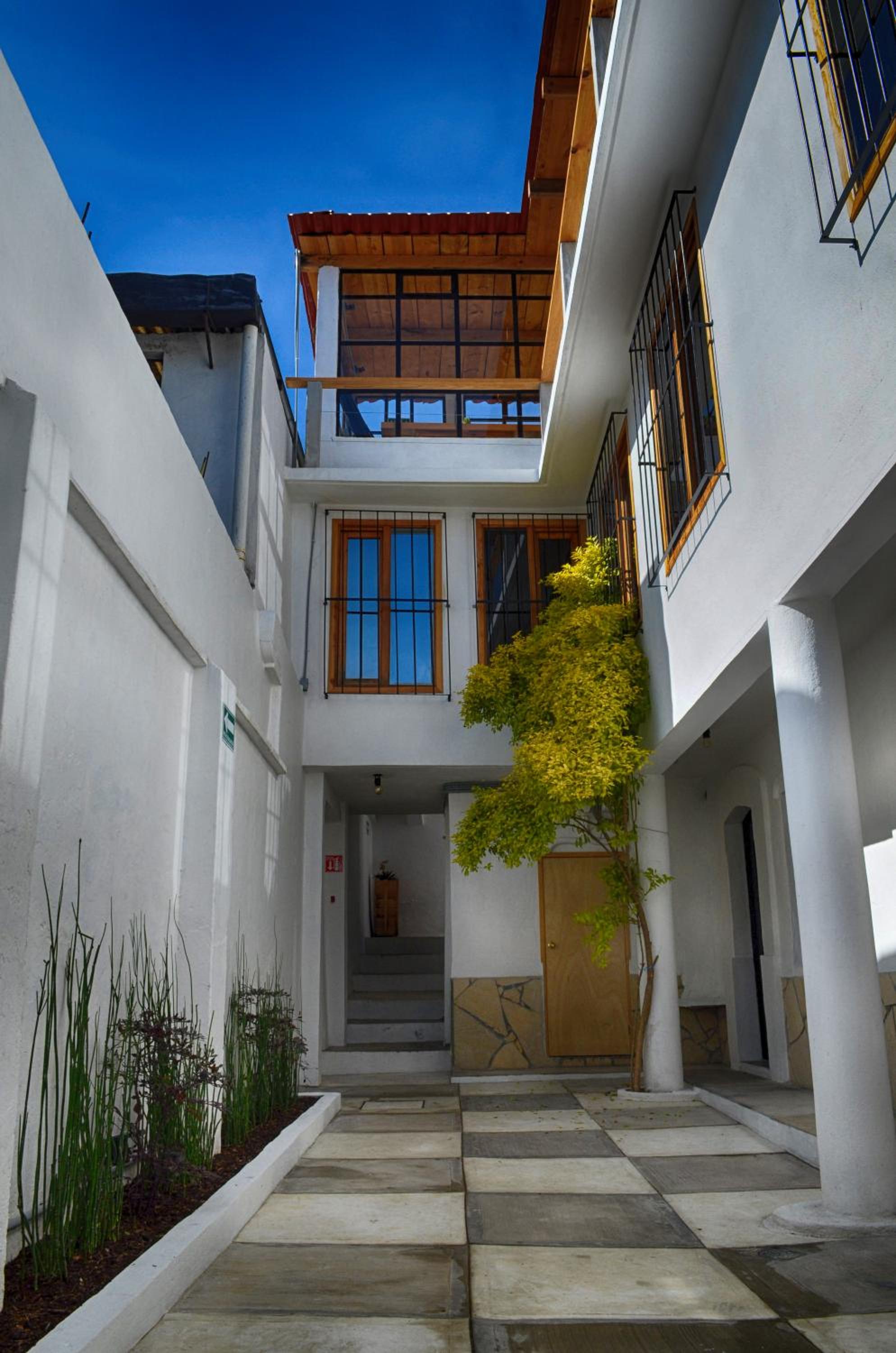 La Tozi Hotel