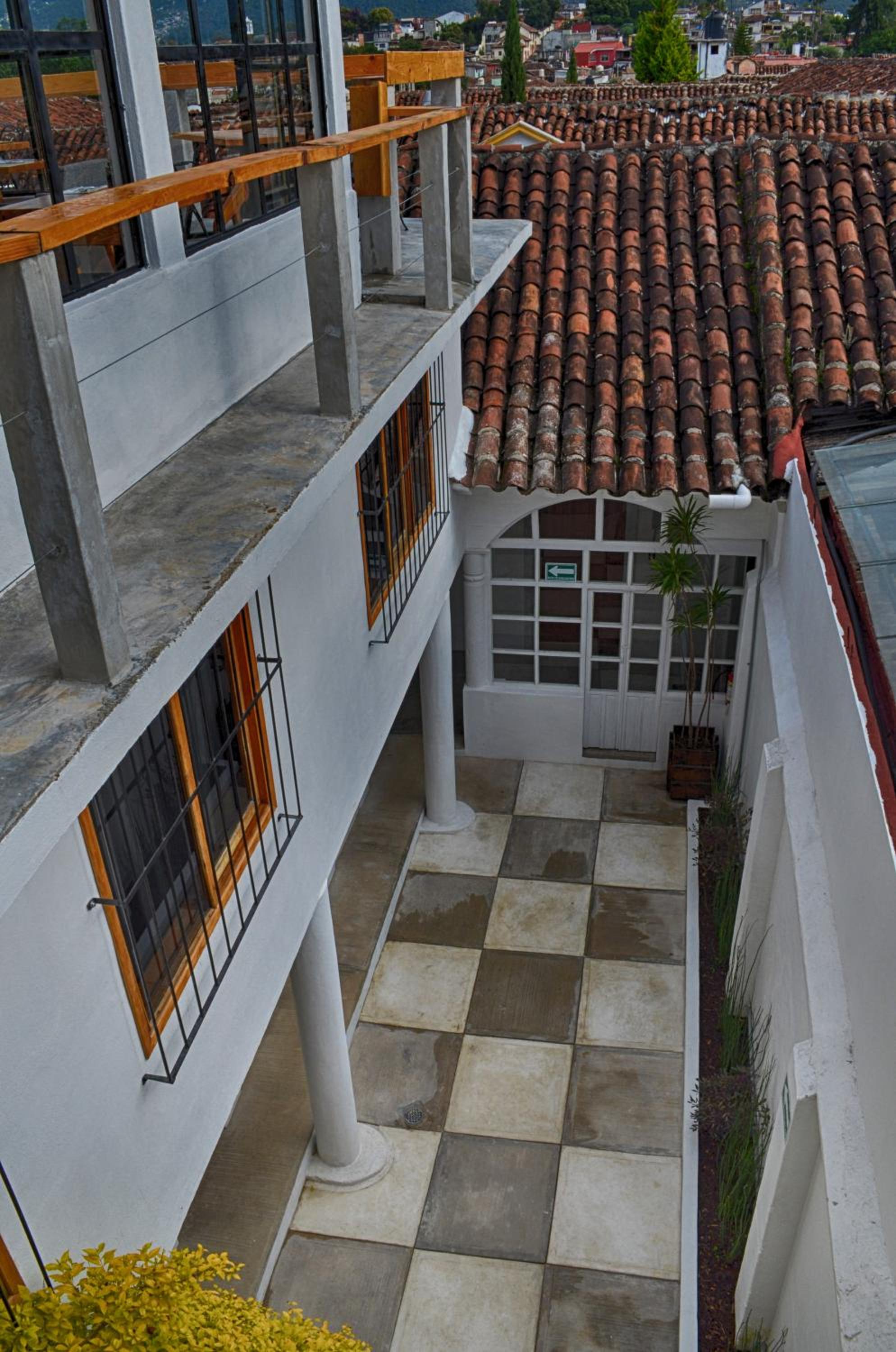 La Tozi Hotel