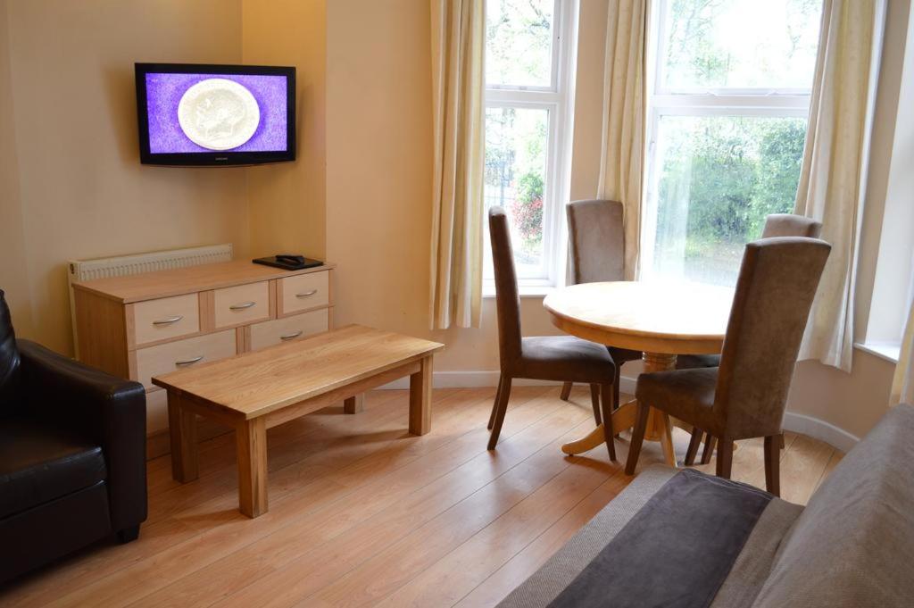 West Lynn Serviced Apartments Spacious & Free Parking