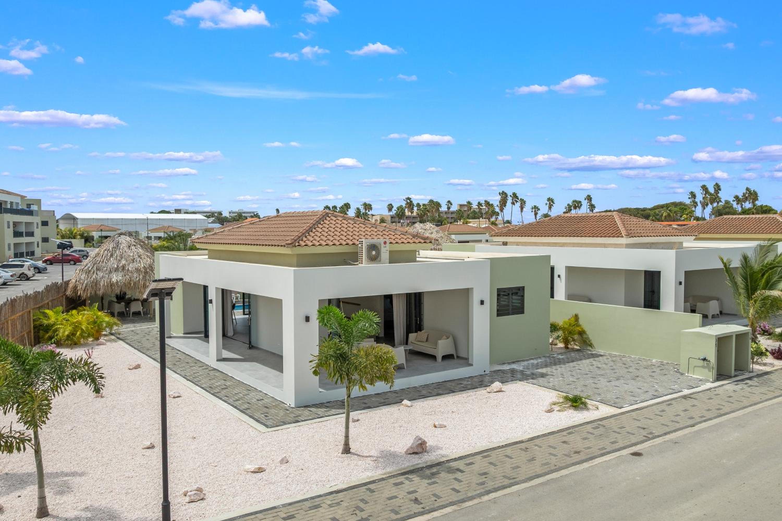 Villa Santi, Mambo Beach, Private Pool