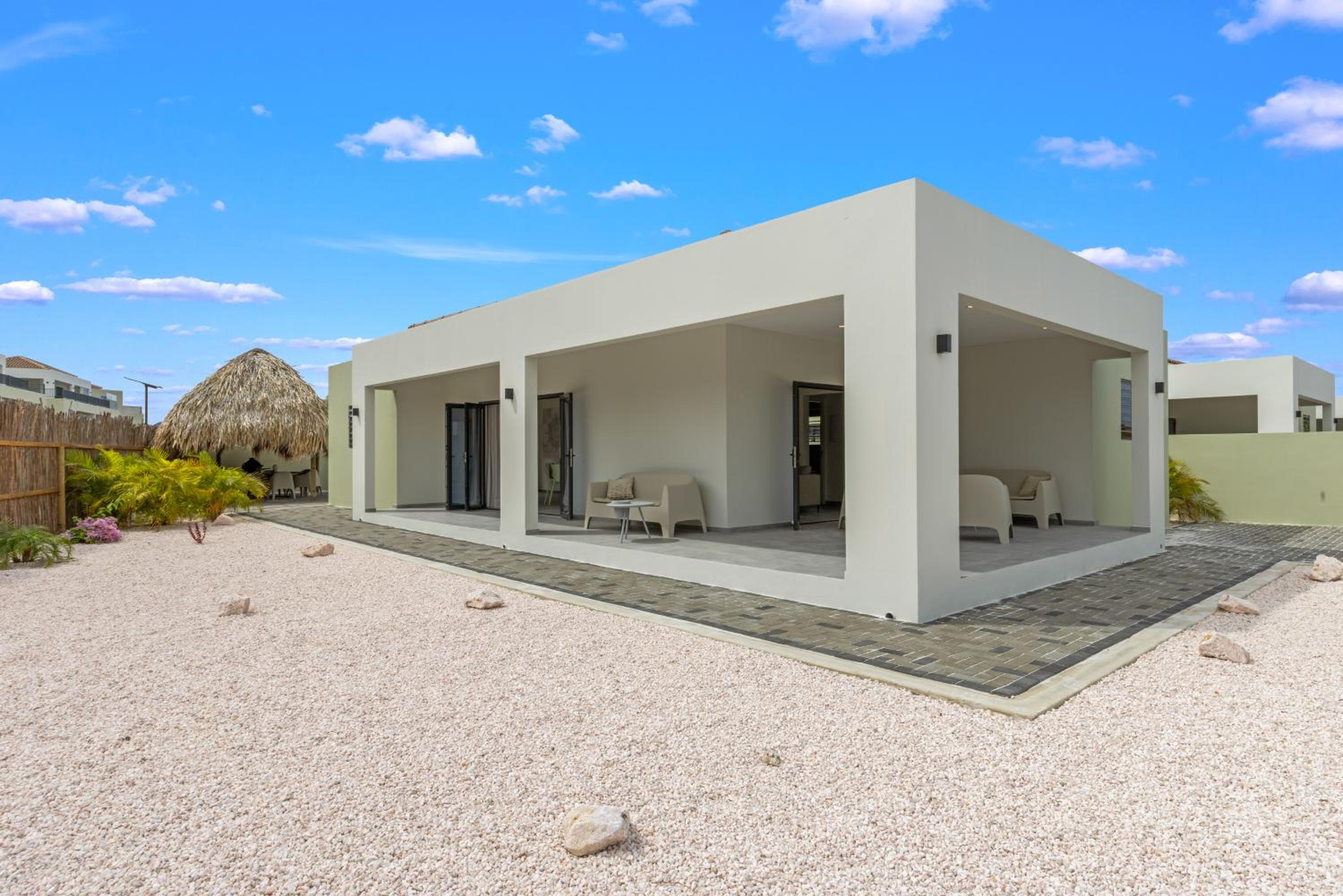 Villa Santi, Mambo Beach, Private Pool