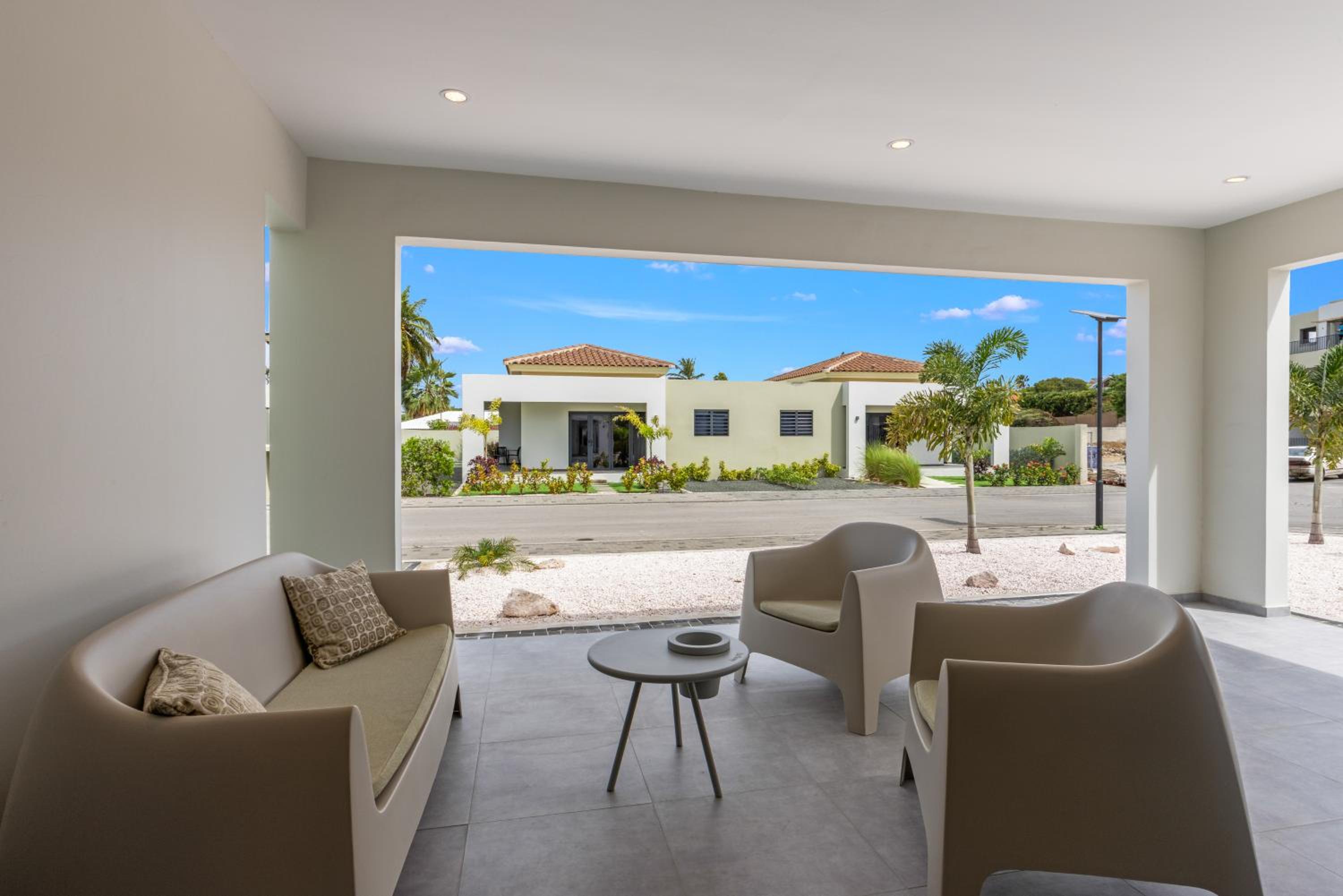 Villa Santi, Mambo Beach, Private Pool