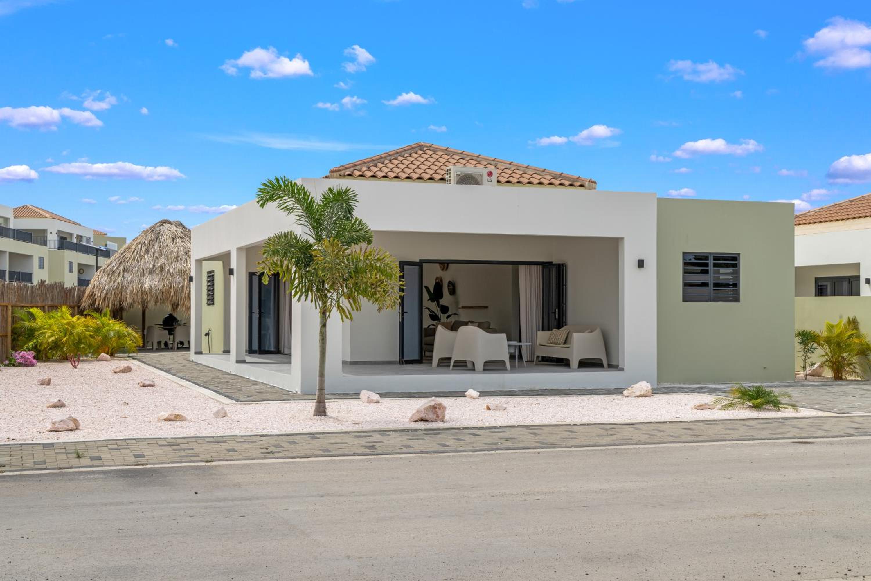 Villa Santi, Mambo Beach, Private Pool