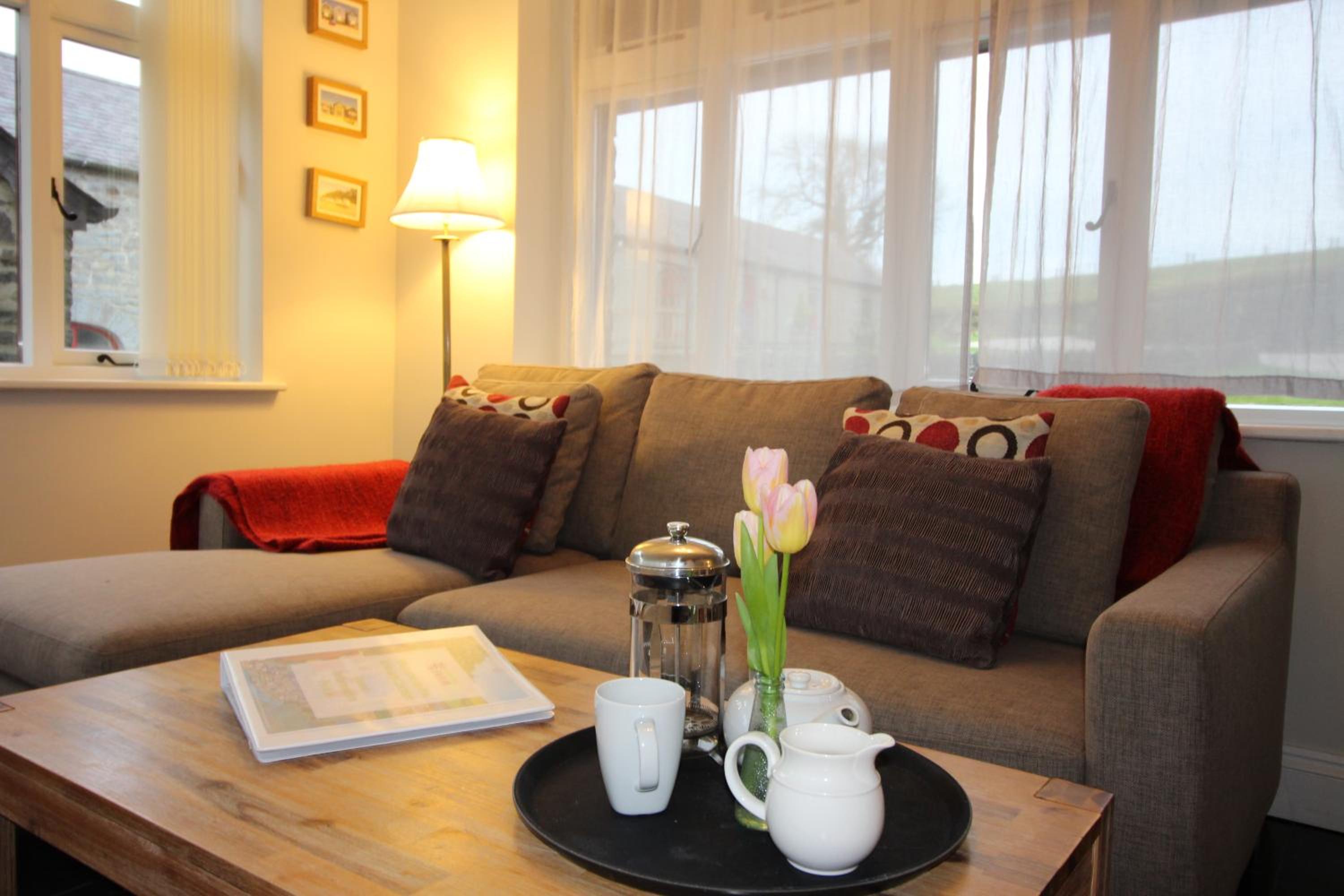 Granary Cottage with hot tub on organic farmland view 3