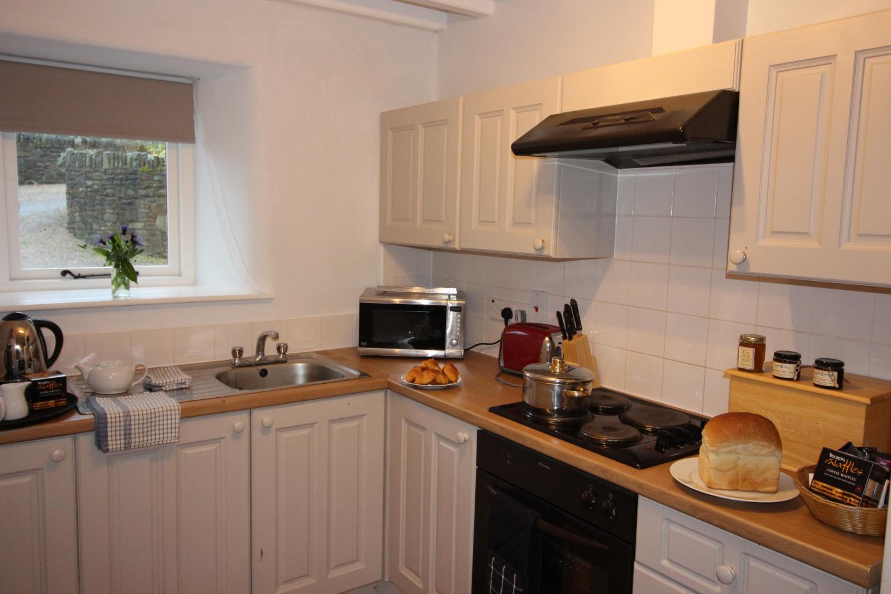 Granary Cottage with hot tub on organic farmland view 2