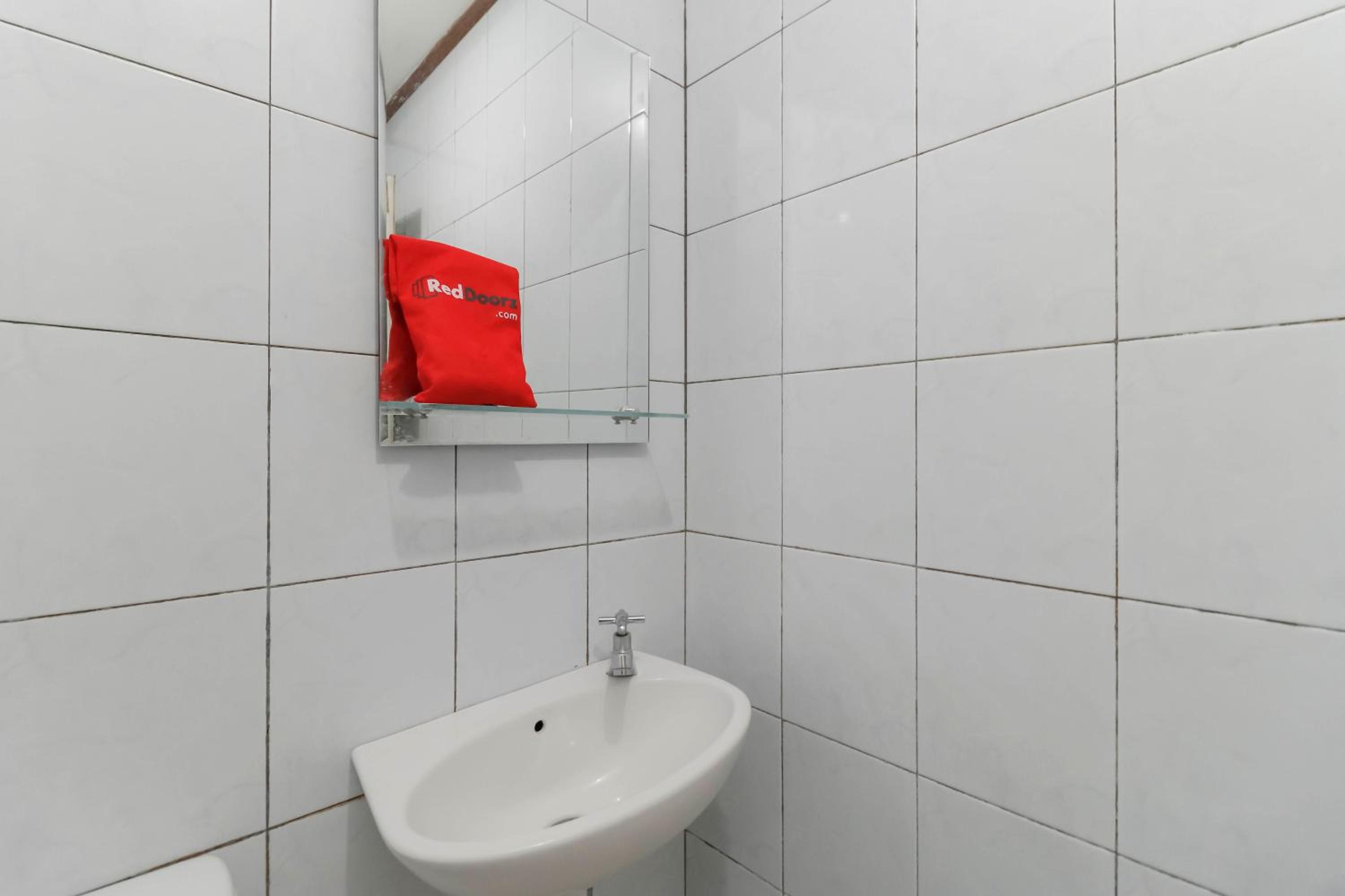 Reddoorz Plus @ Karet Pedurenan 3