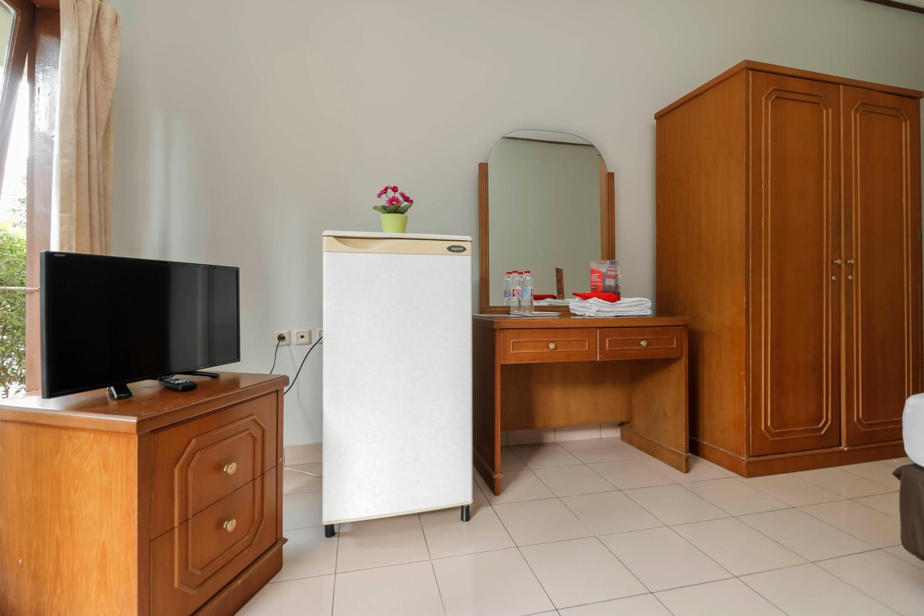 Reddoorz Plus @ Karet Pedurenan 3