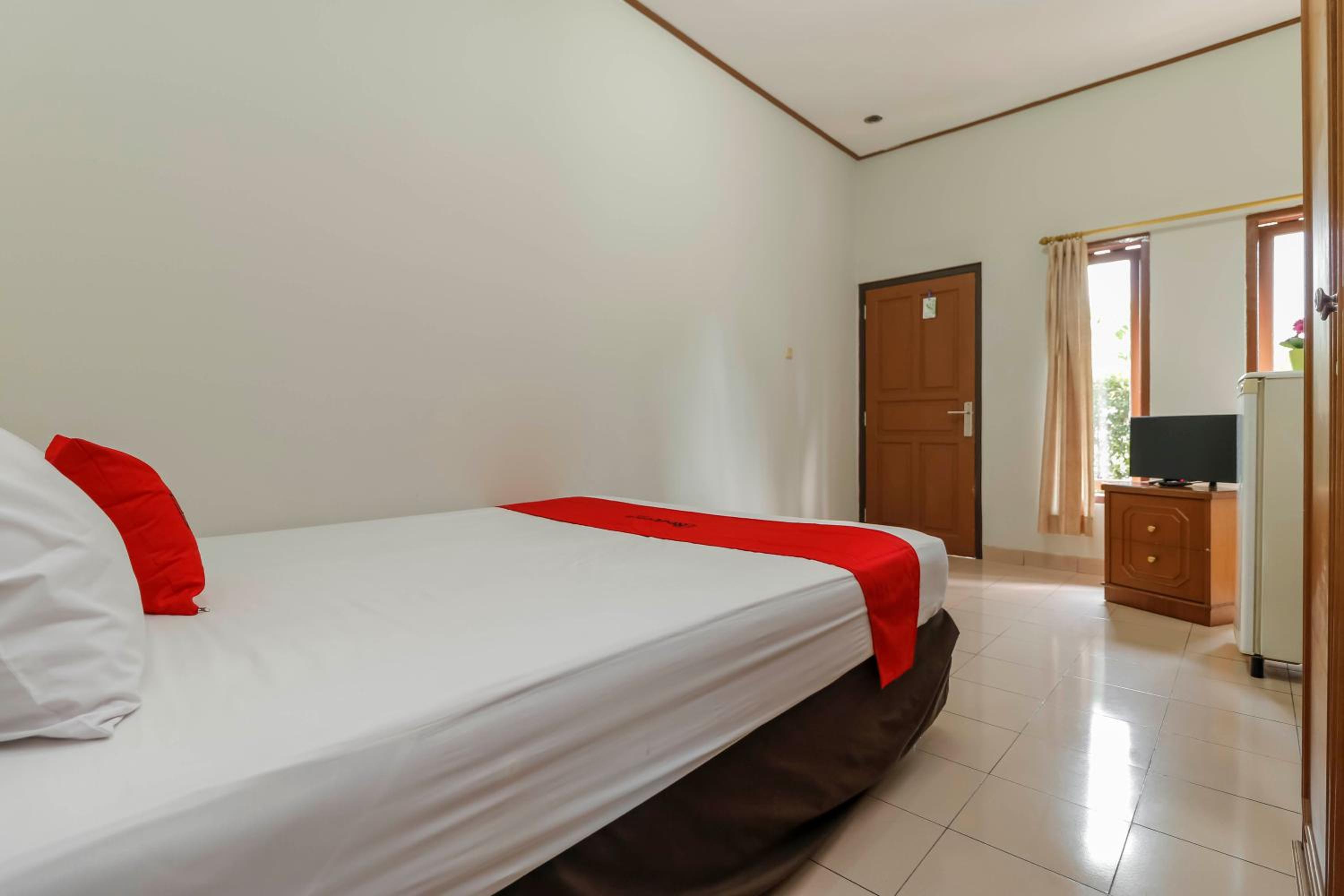 Reddoorz Plus @ Karet Pedurenan 3