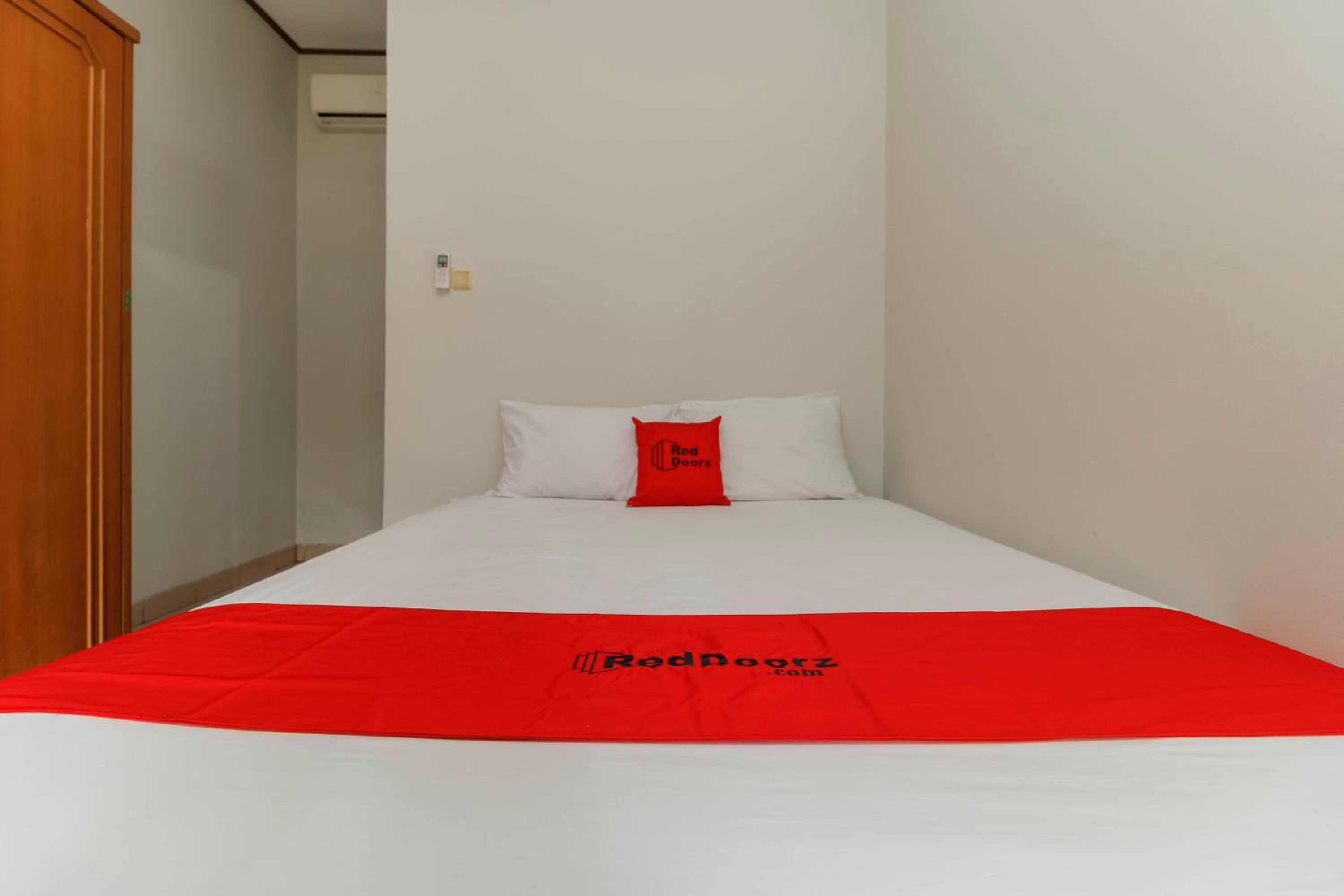 Reddoorz Plus @ Karet Pedurenan 3