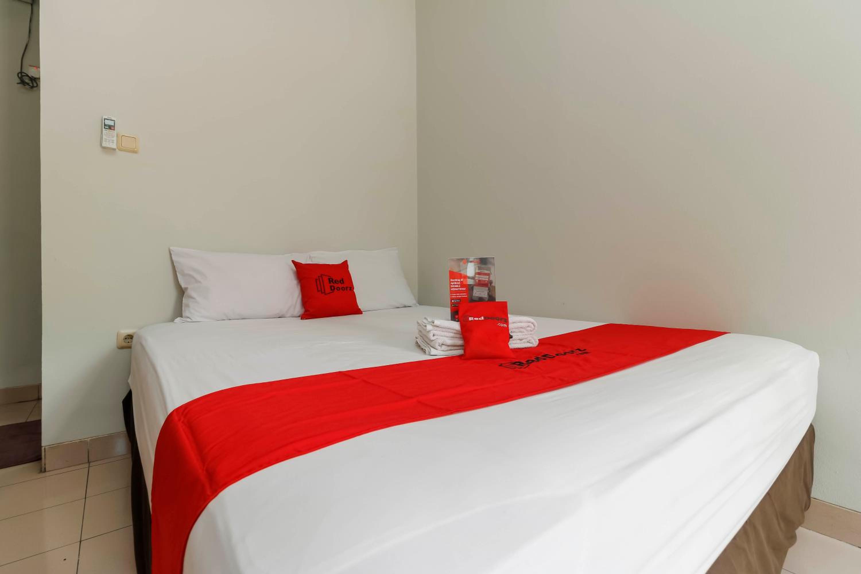 Reddoorz Plus @ Karet Pedurenan 3