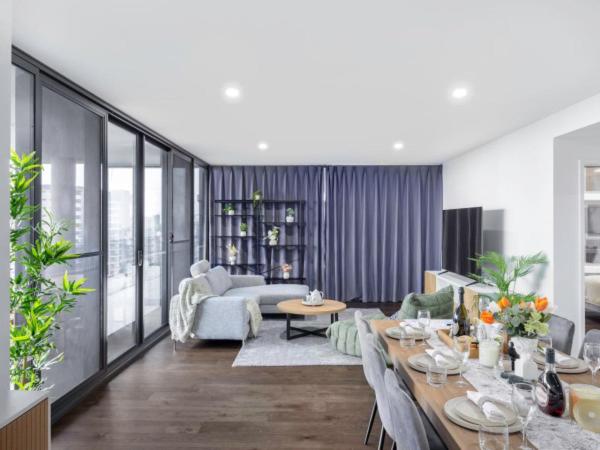Spacious Central 4BR Apt with Carparks Pool Gym