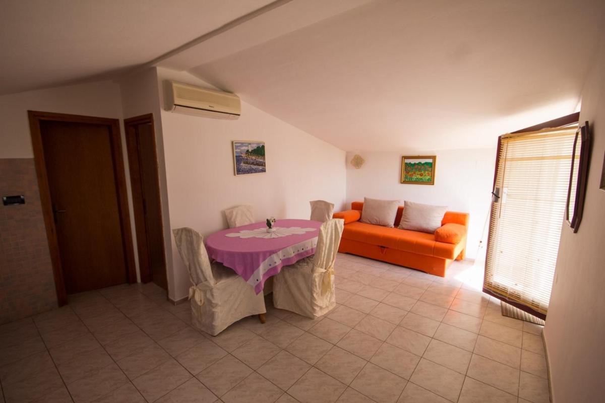 MARA House with Apartments