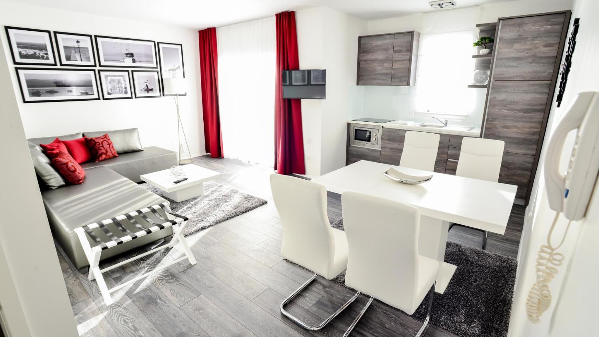 Sunset Deluxe Apartments