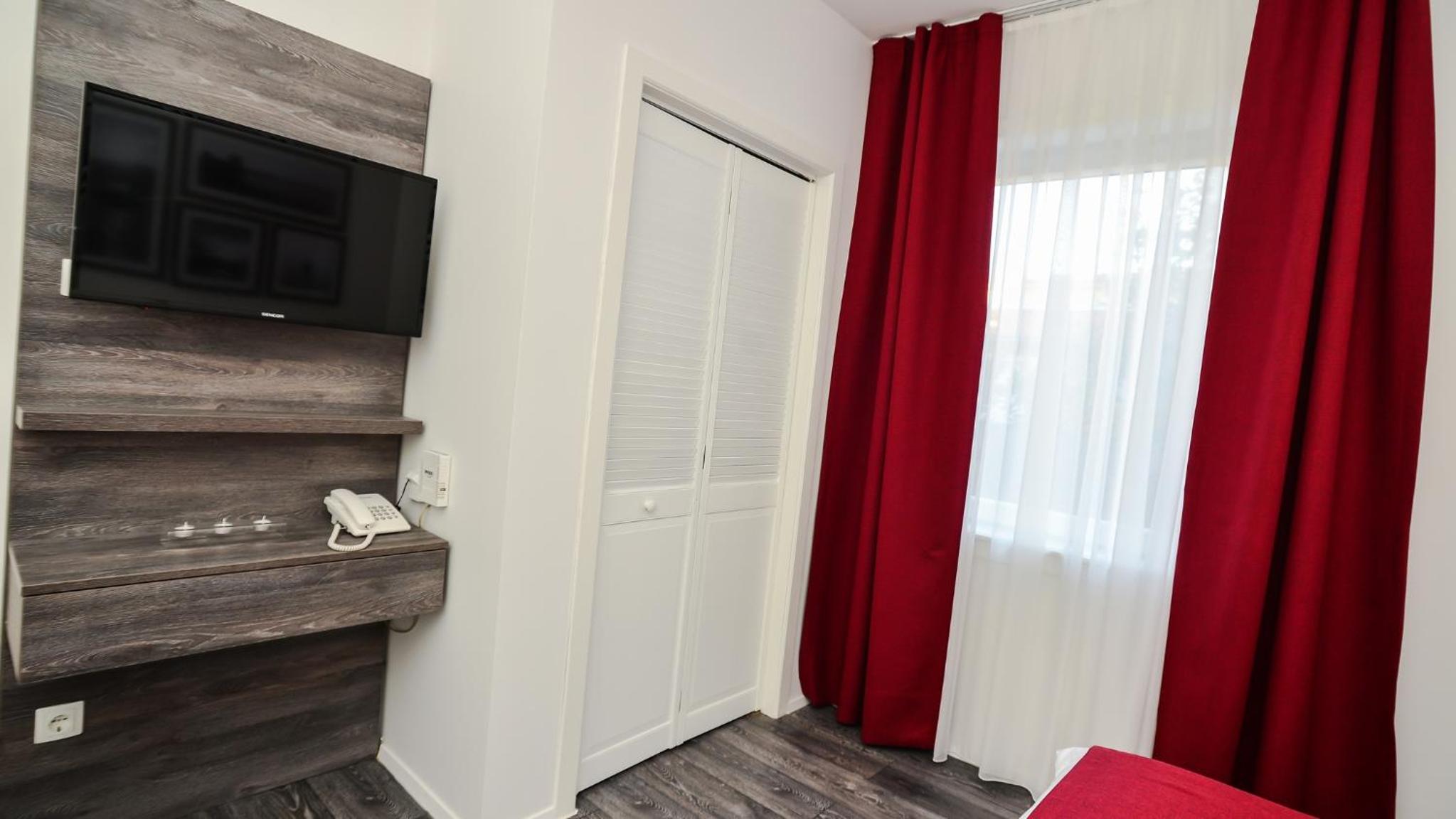 Sunset Deluxe Apartments