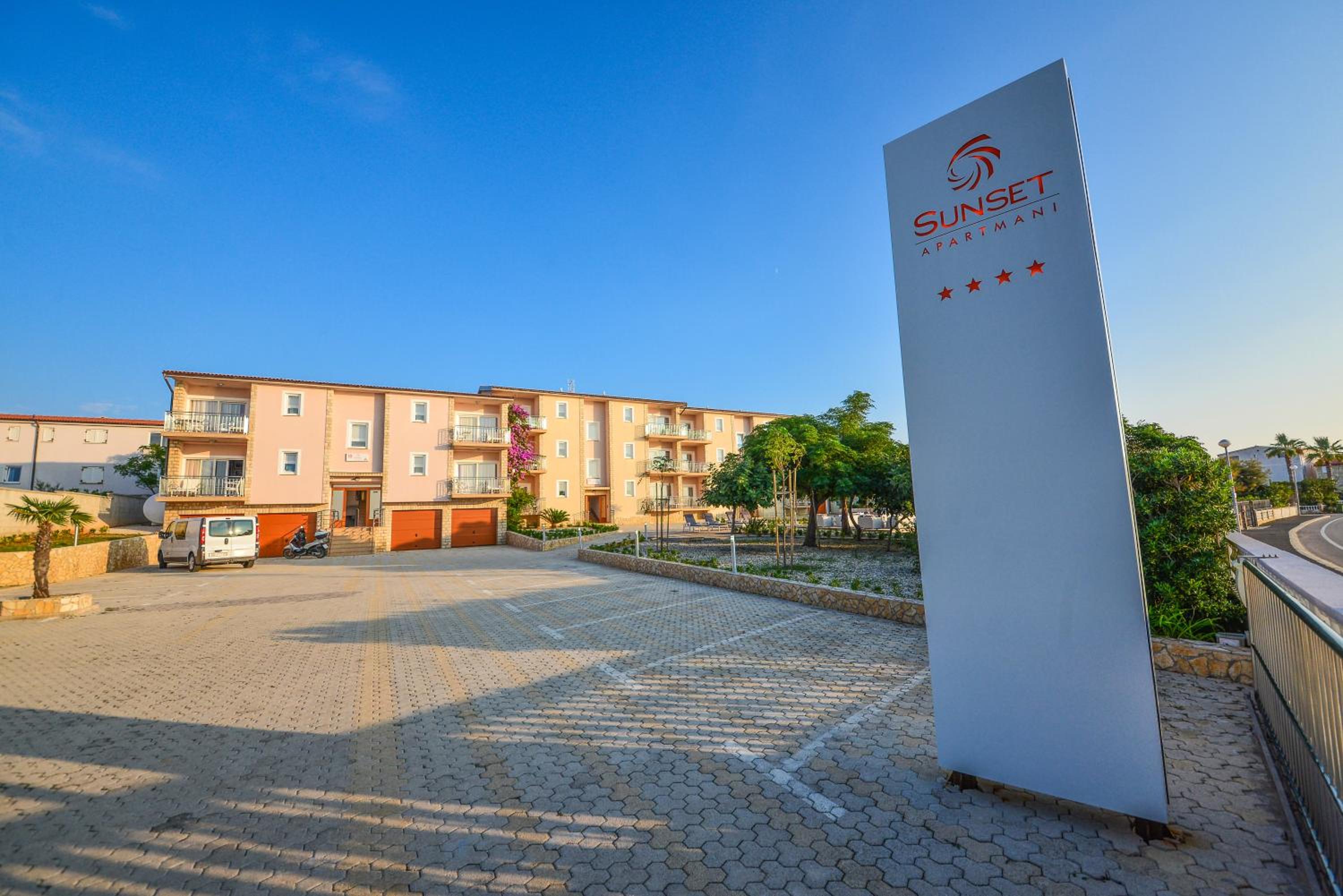 Sunset Deluxe Apartments