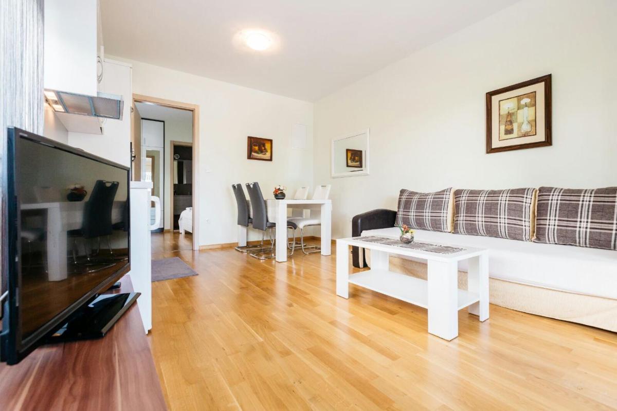 Apartment Tri sunca view 2