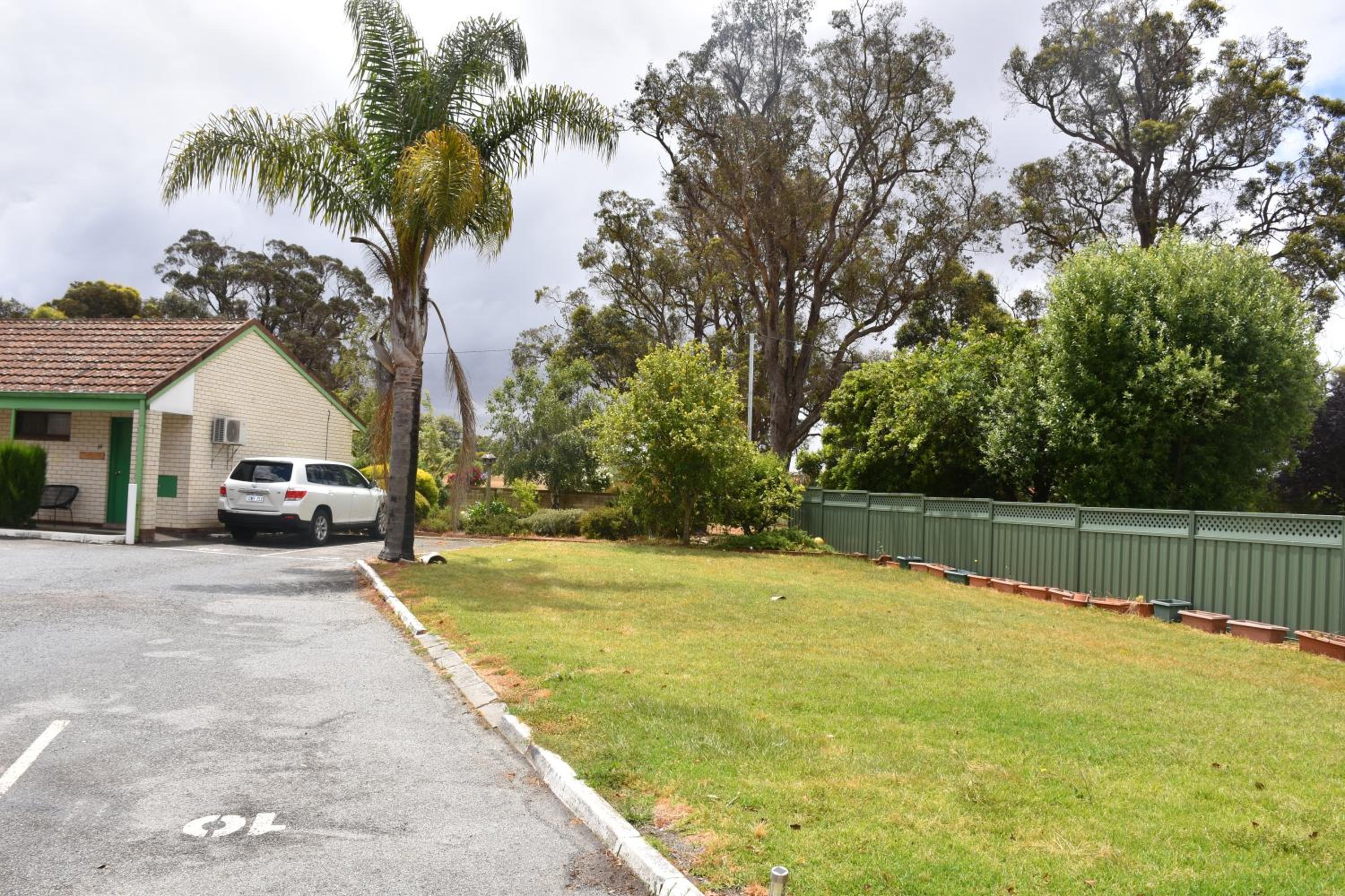 Mount Barker Valley Views Motel & Chalets, Western Australia