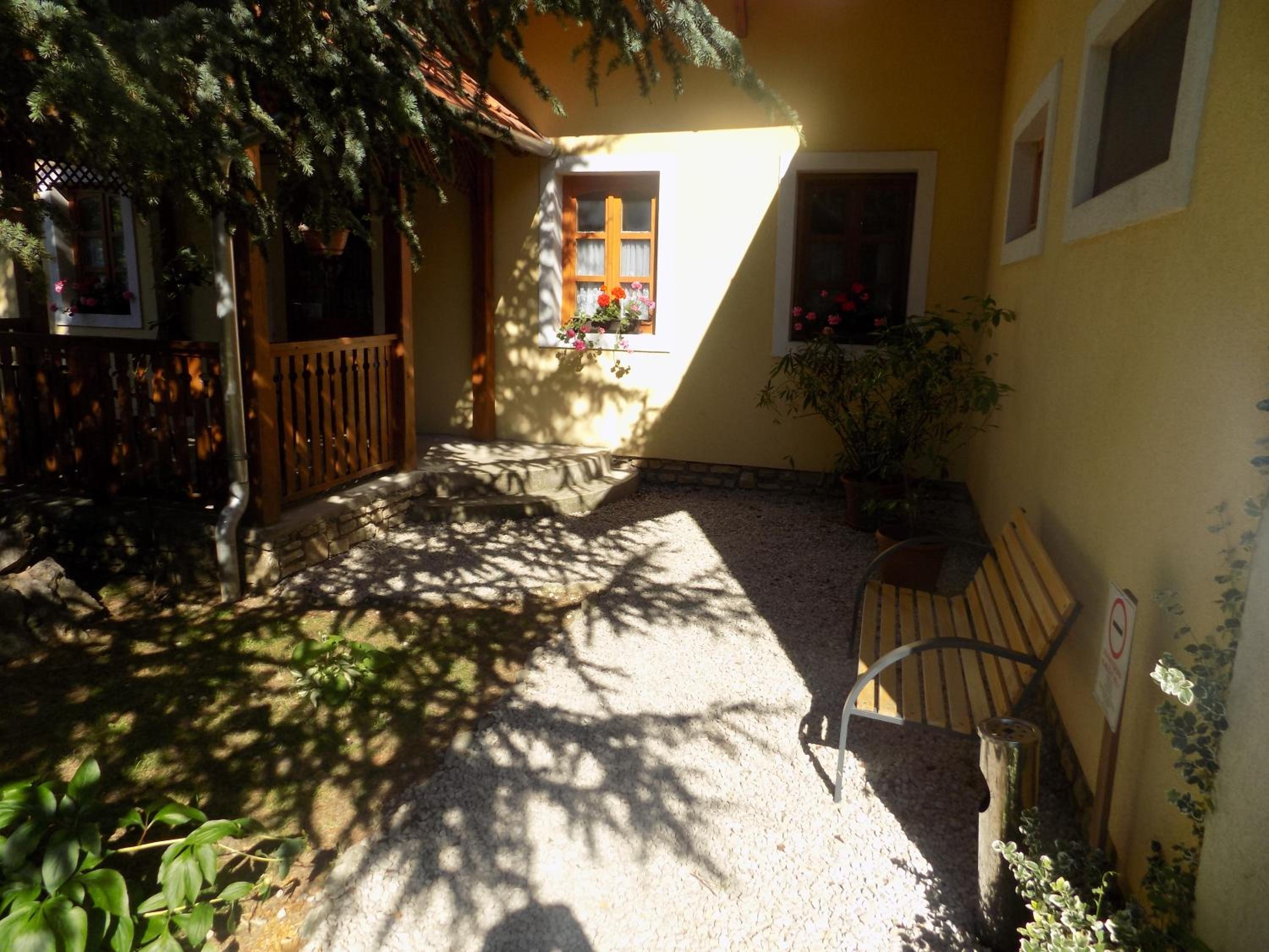 Photo 33