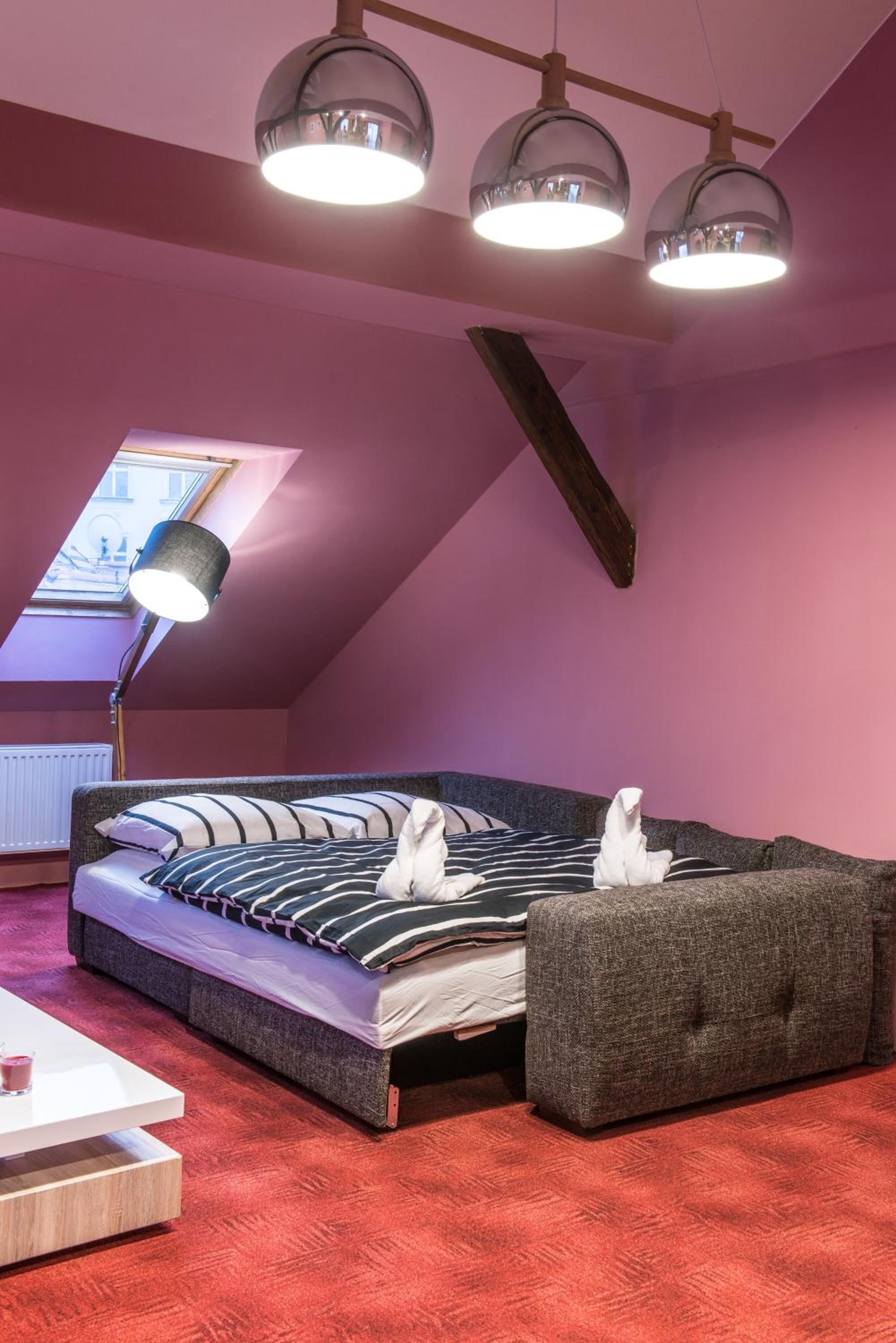 Spacious and Quiet Attic Flat in Centre