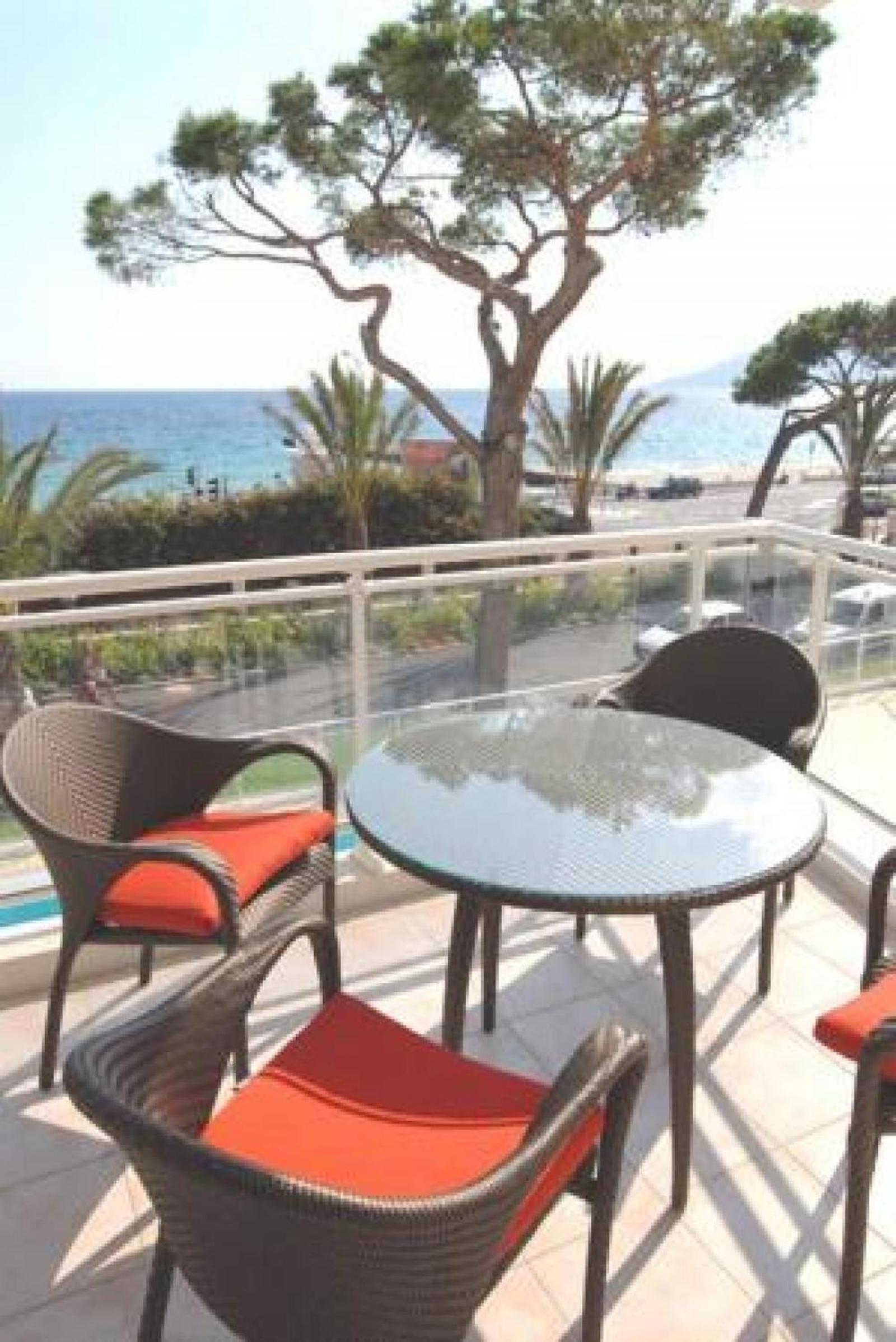 Stunning 2 Bed Apt on the seafront of Cannes in a high class secure building with swimming pool 463 view 4