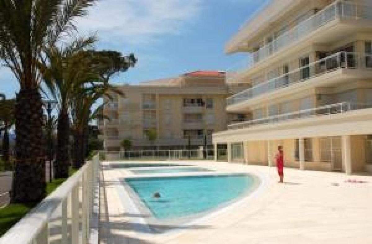 Stunning 2 Bed, 2 Bath Apt on the Cannes sea front has swimming pool and is a secure modern building 464 photo 5