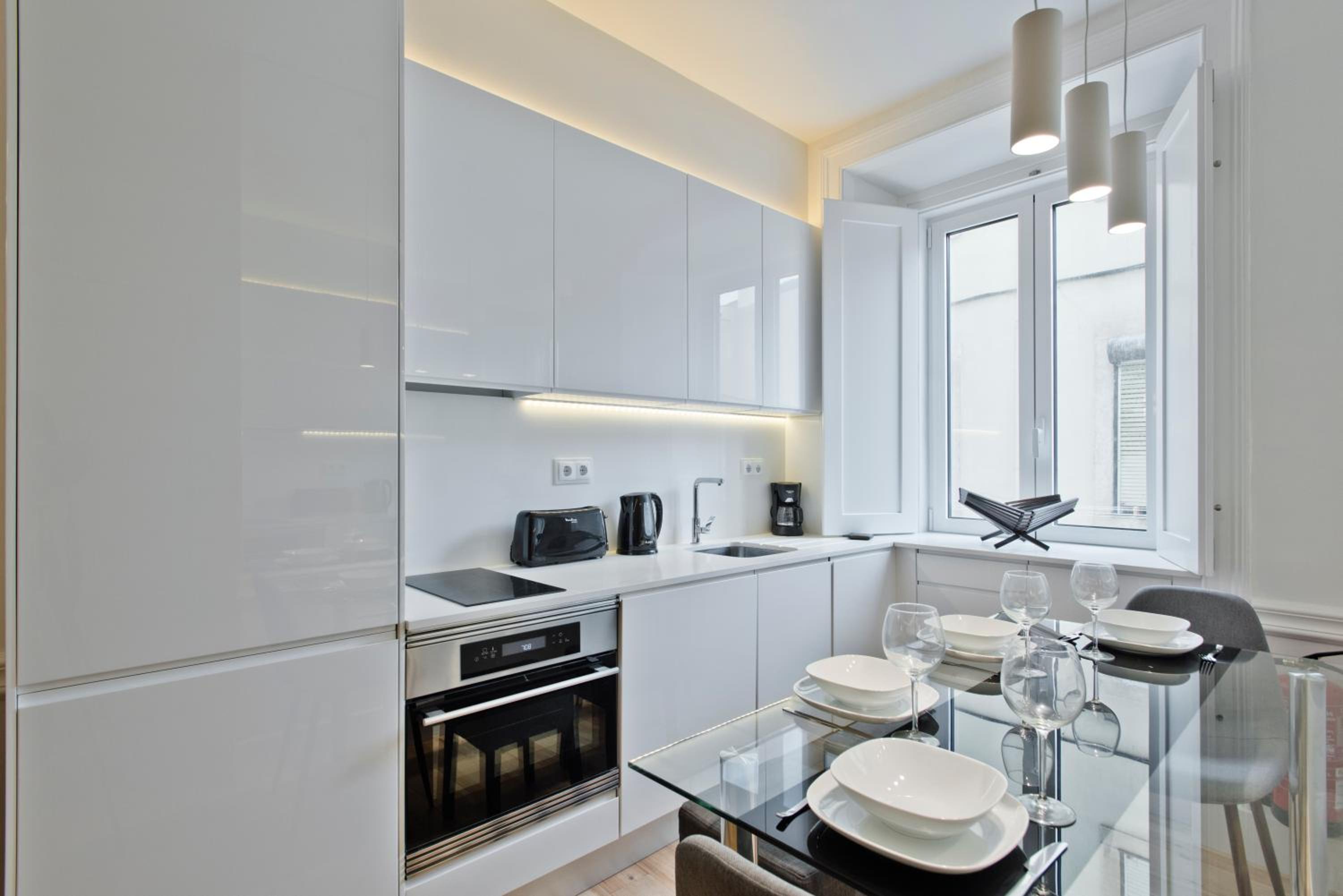 BmyGuest - Exclusive Downtown Apartment view 3