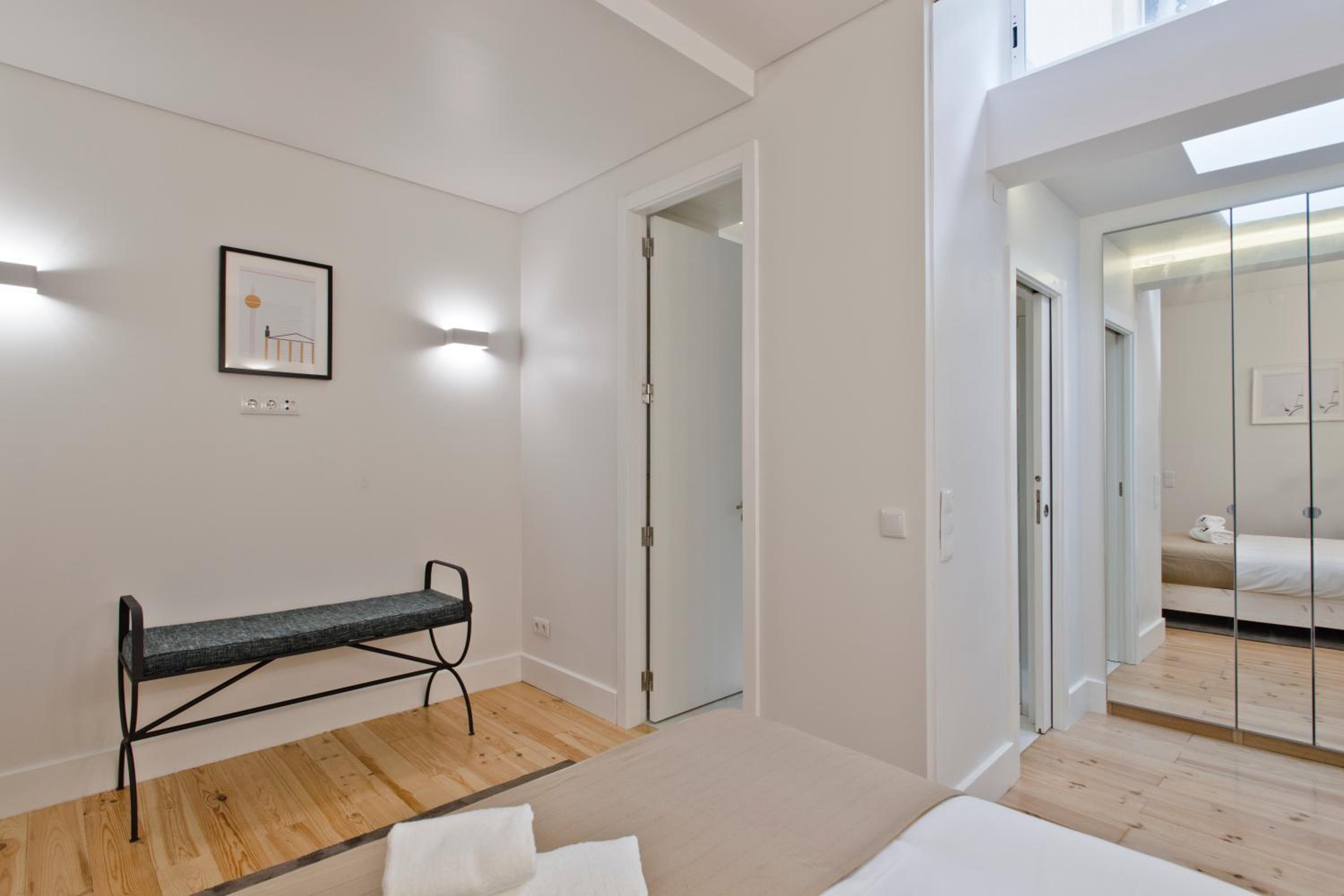 BmyGuest - Exclusive Downtown Apartment view 5