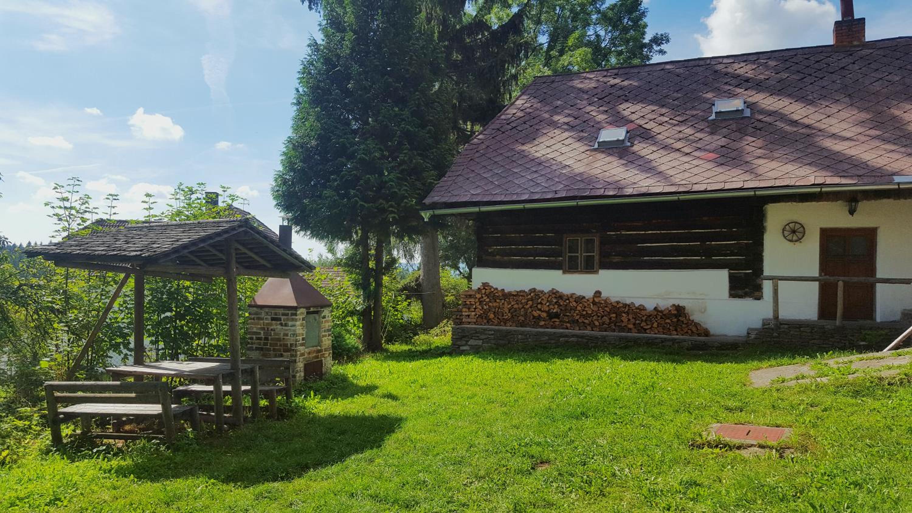 Malebná chalupa u Javorníku na Šumavě