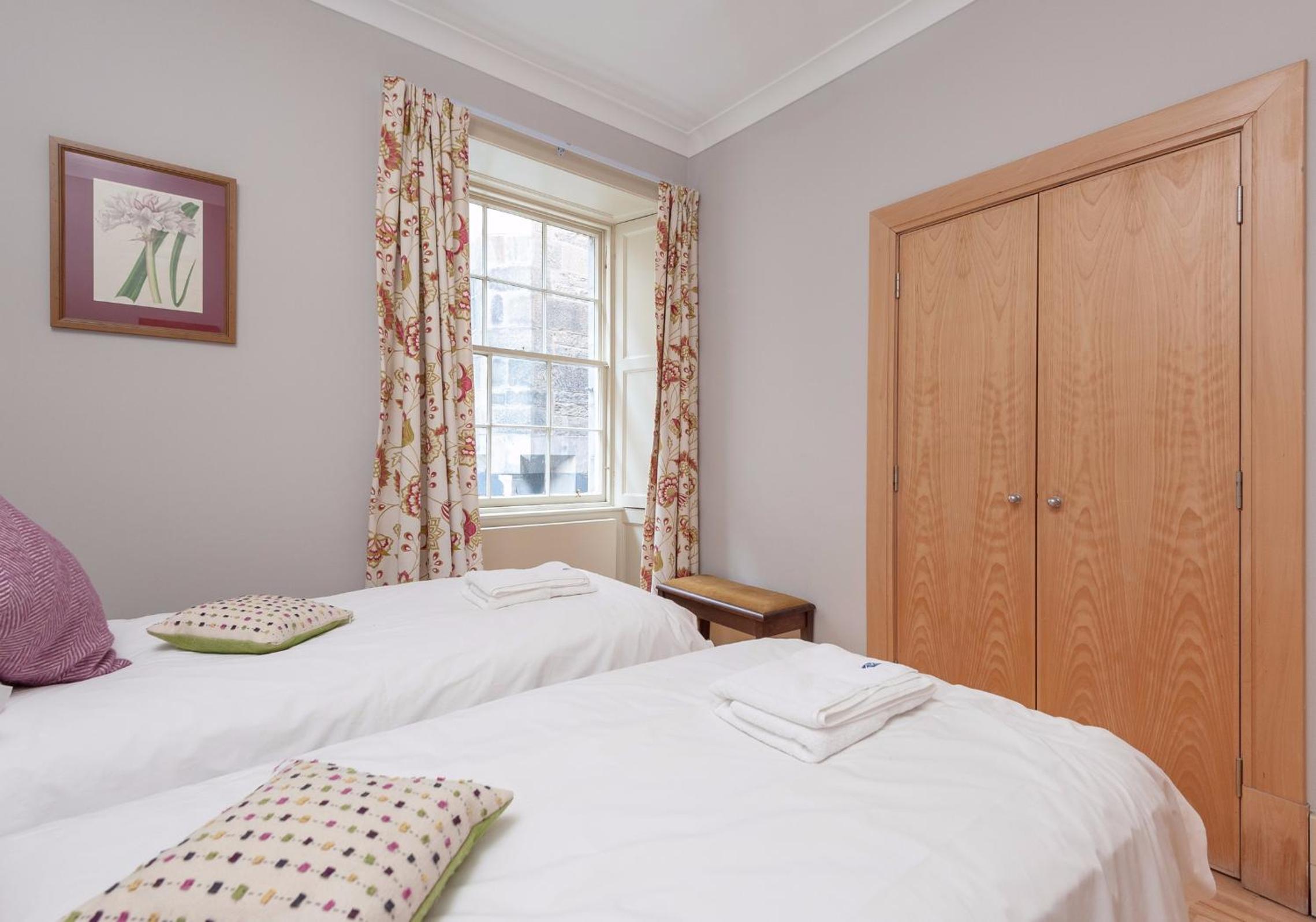 Parliament Sq (apt 3) Royal Mile
