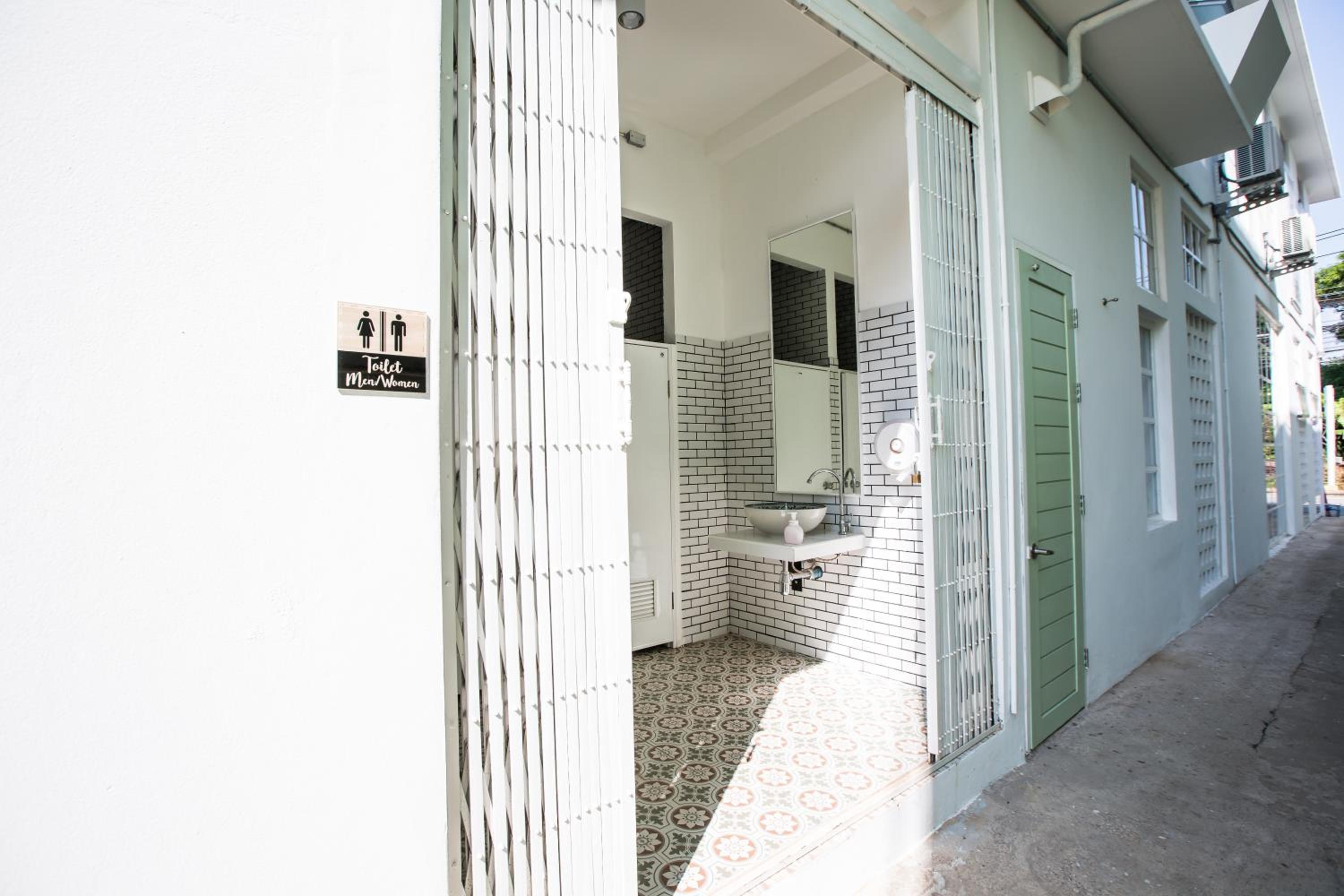Memmoth Cafe & Hostel in Lampang