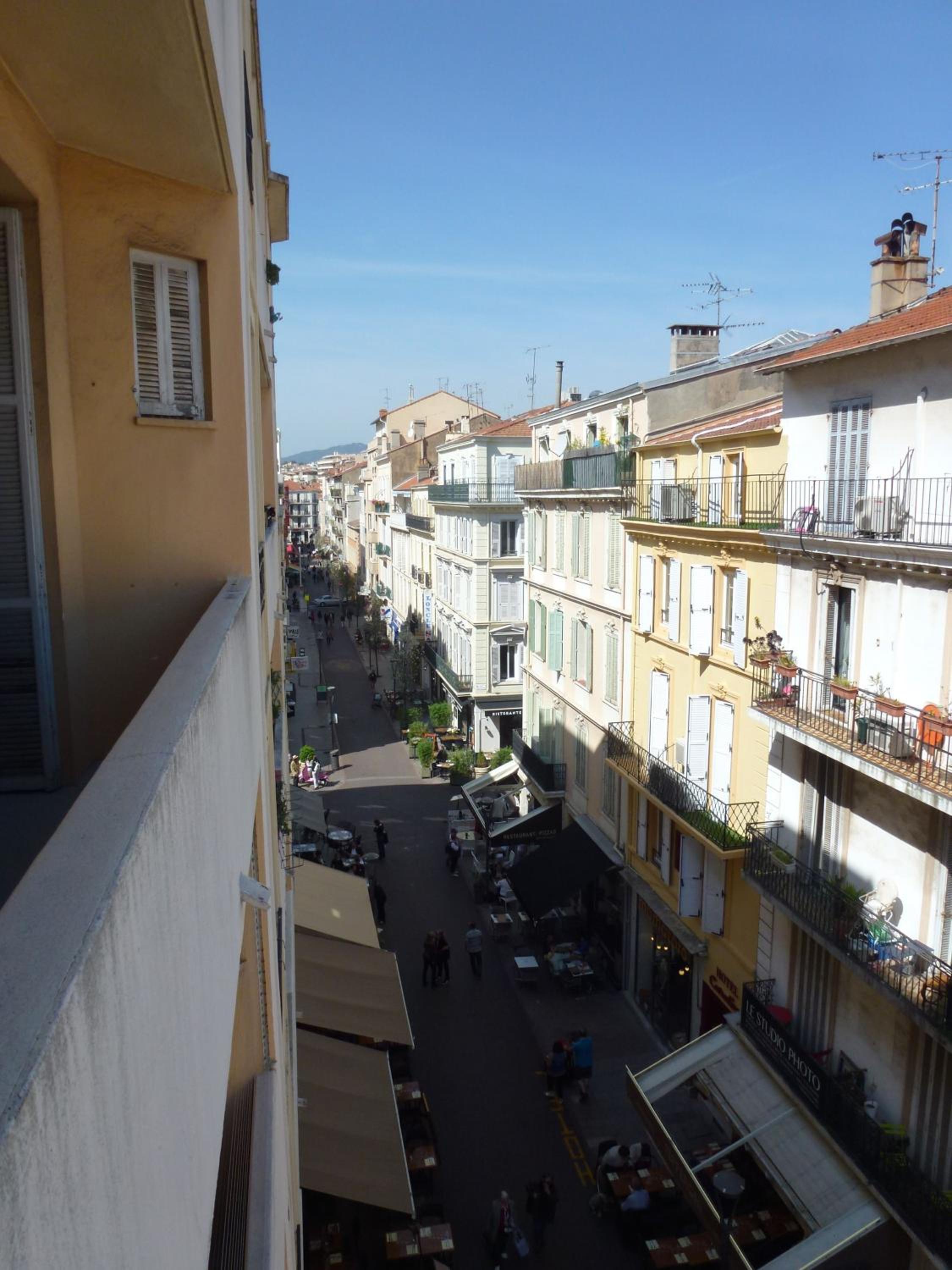 Spacious one bedroom - great location! photo 5