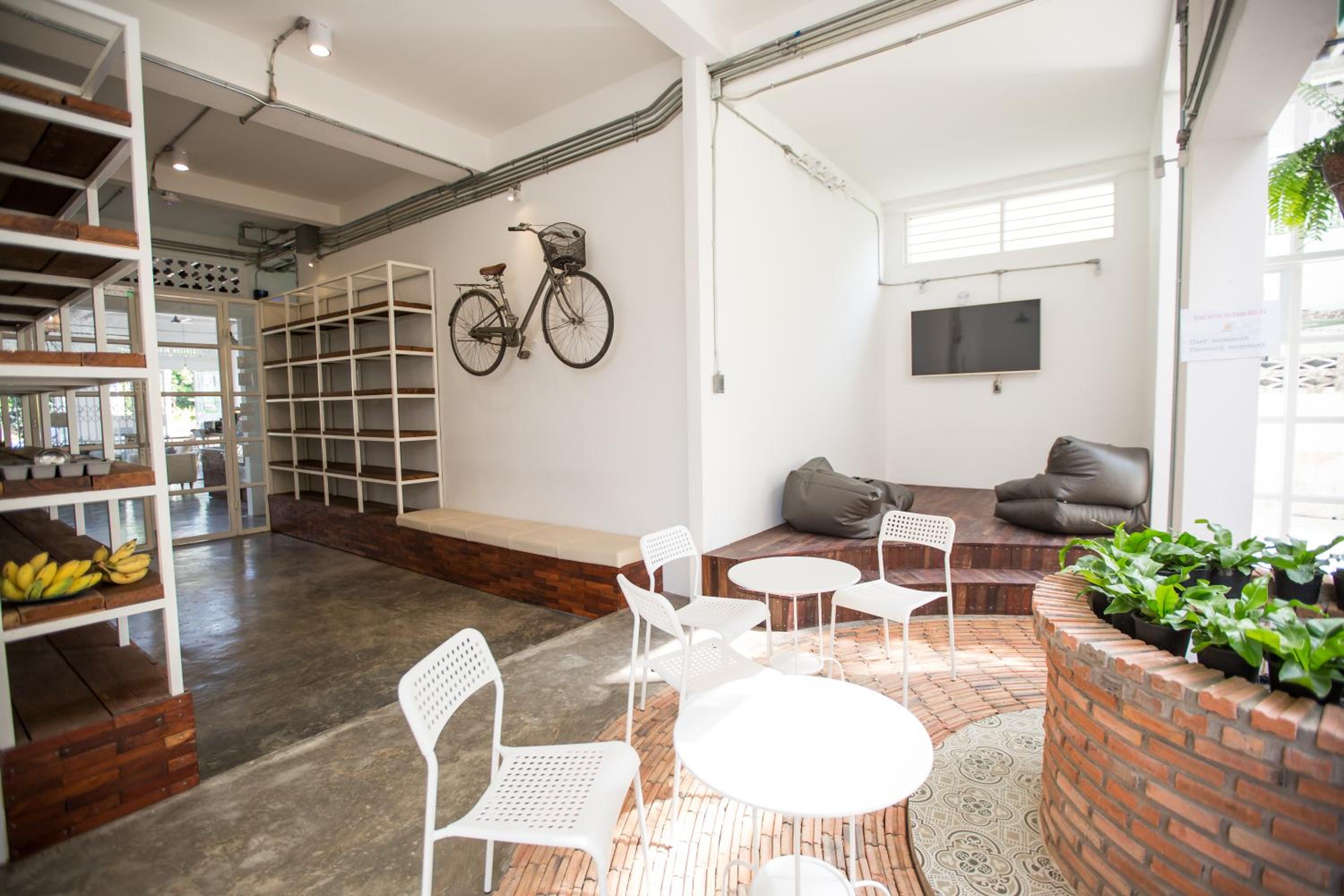 Memmoth Cafe & Hostel in Lampang