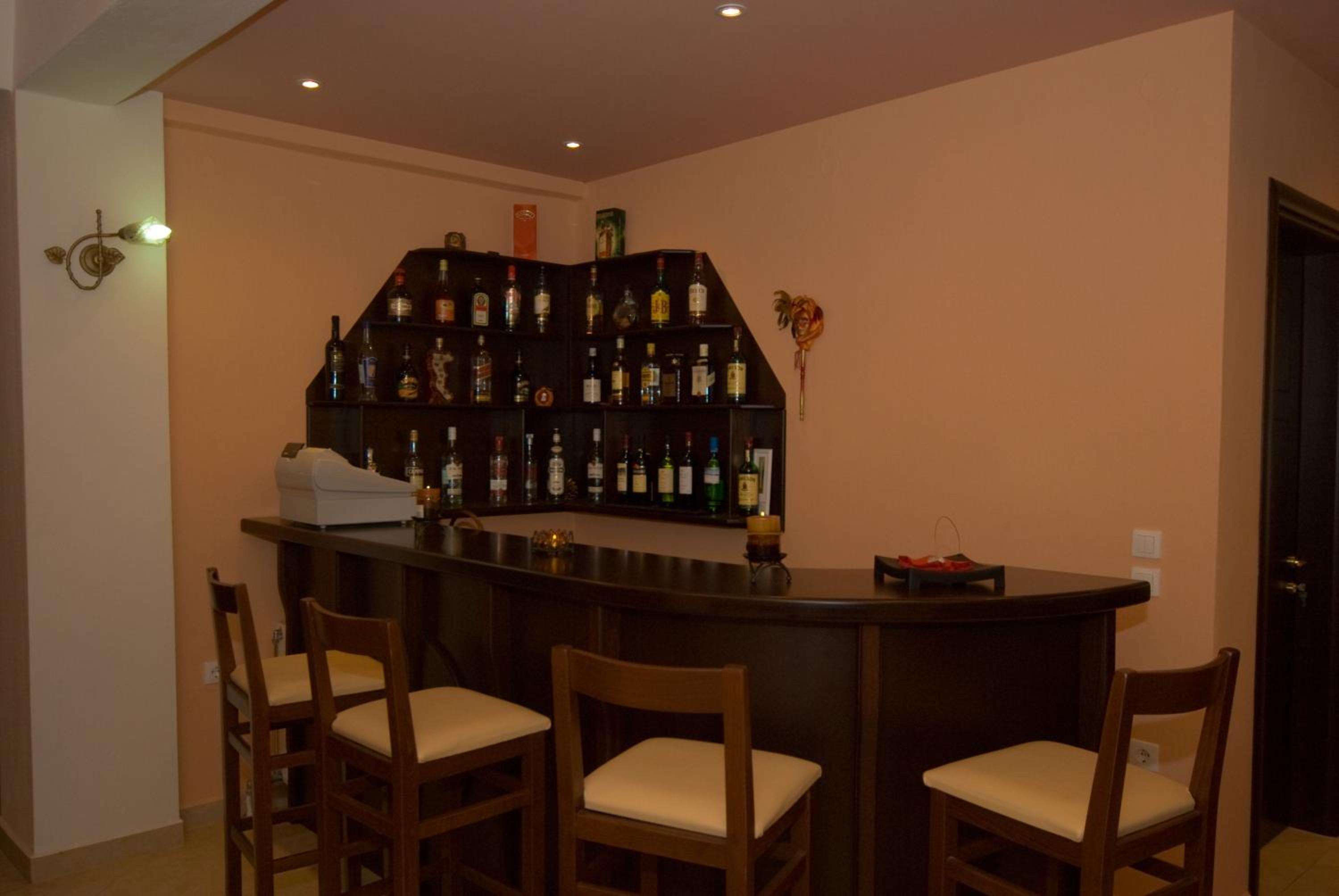 Bar & Lounge