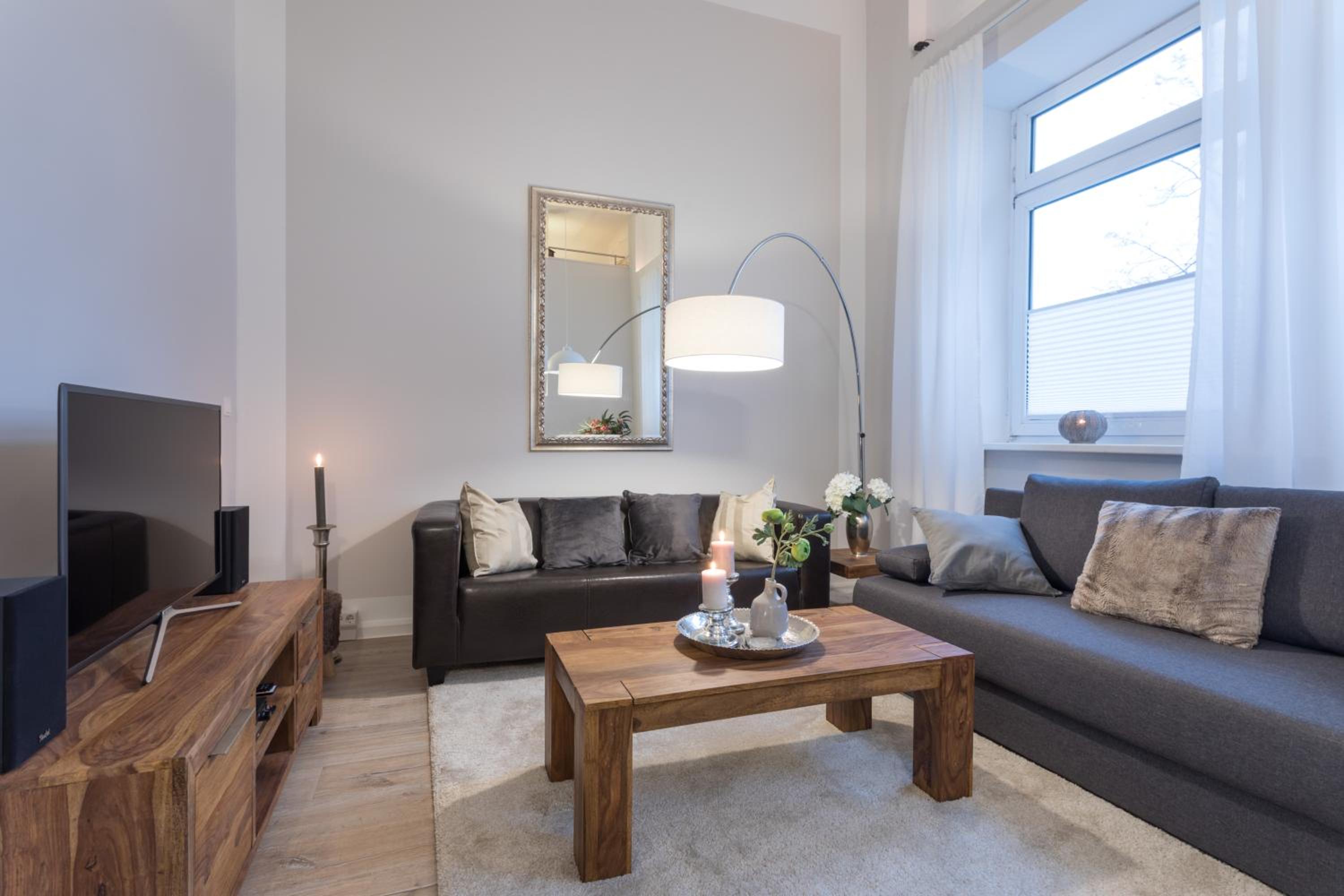The Goethe Group Loft, 2 BR, 2 bath rooms, one living room, family friendly, 2-5 Guests