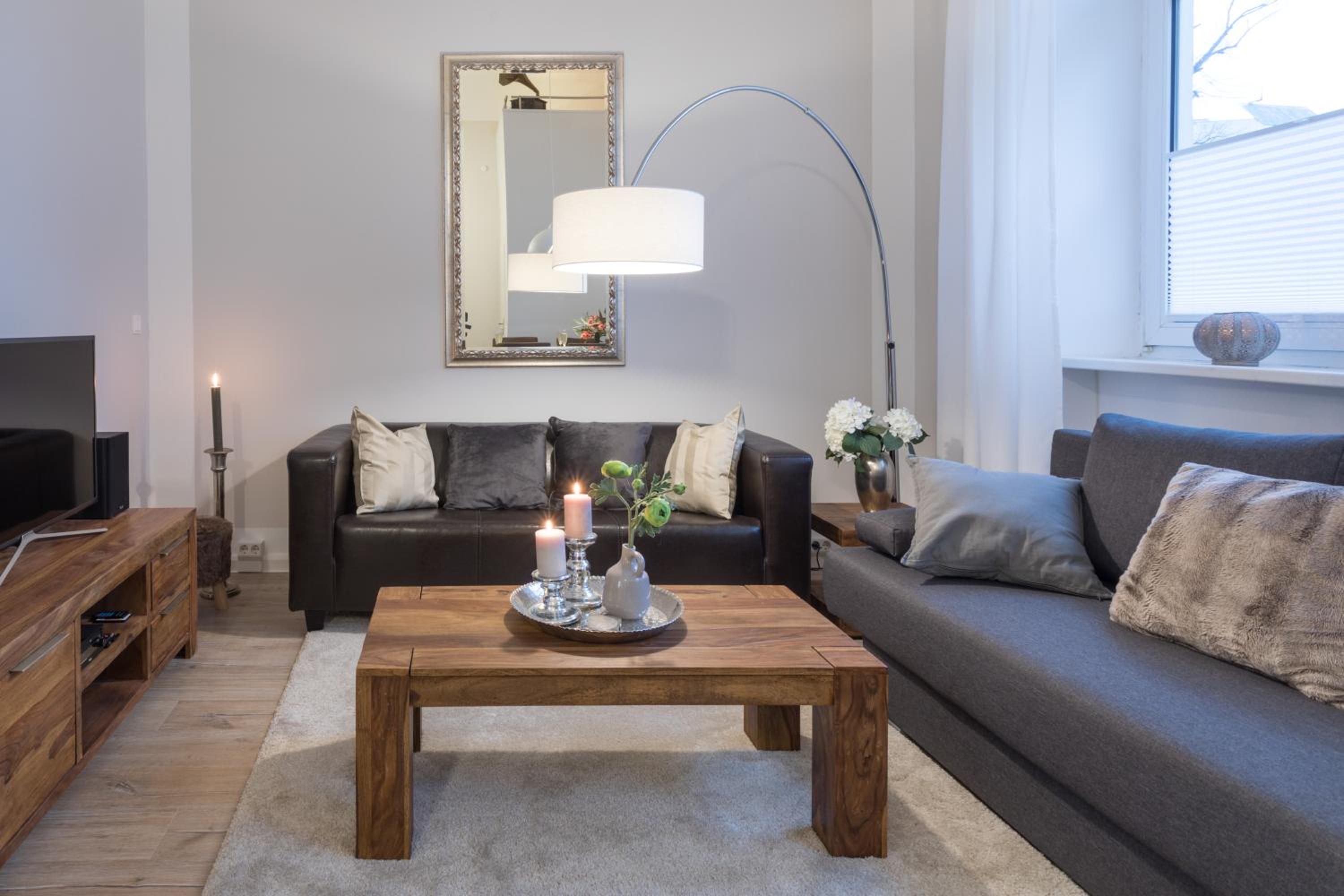 The Goethe Group Loft, 2 BR, 2 bath rooms, one living room, family friendly, 2-5 Guests