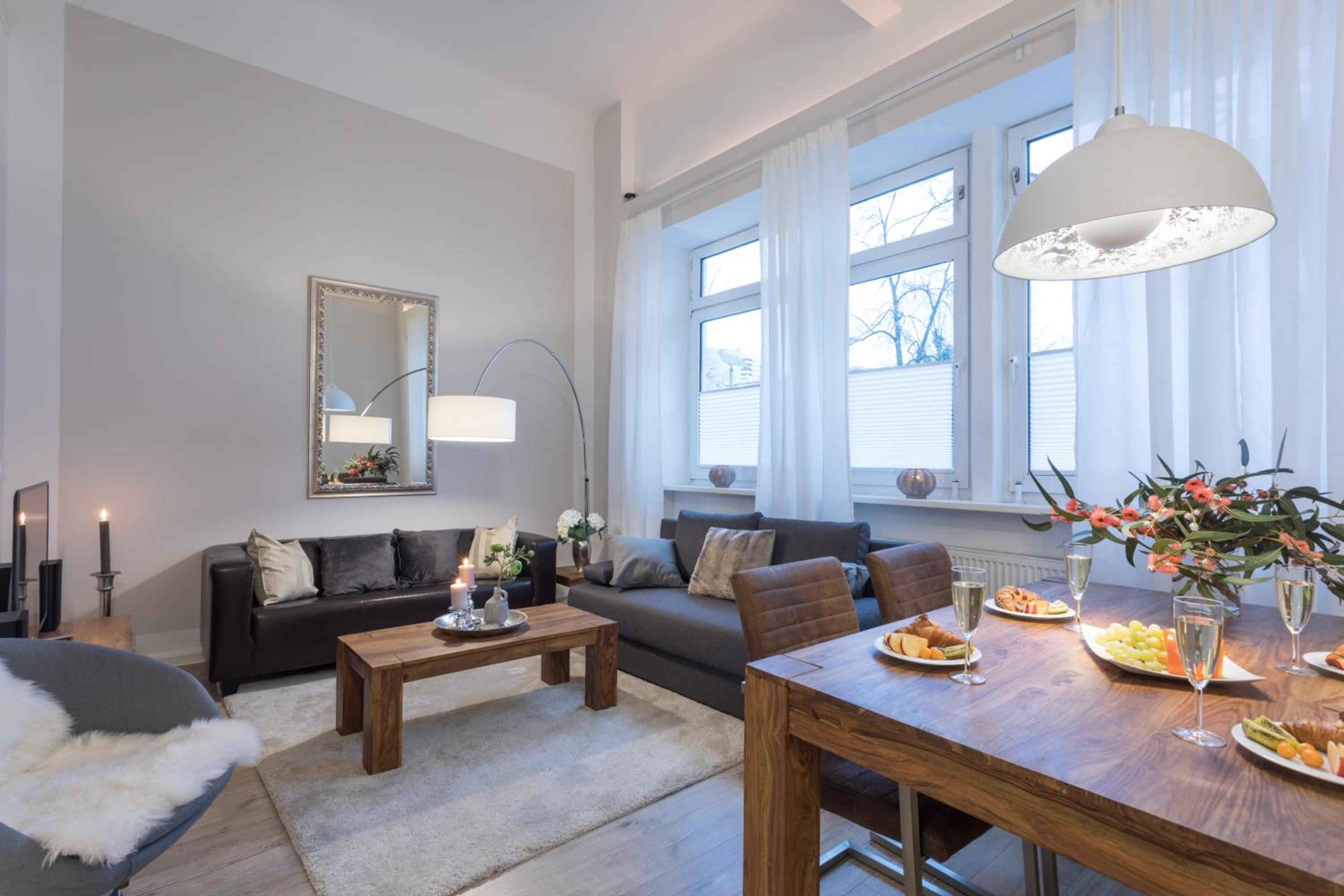 The Goethe Group Loft, 2 BR, 2 bath rooms, one living room, family friendly, 2-5 Guests