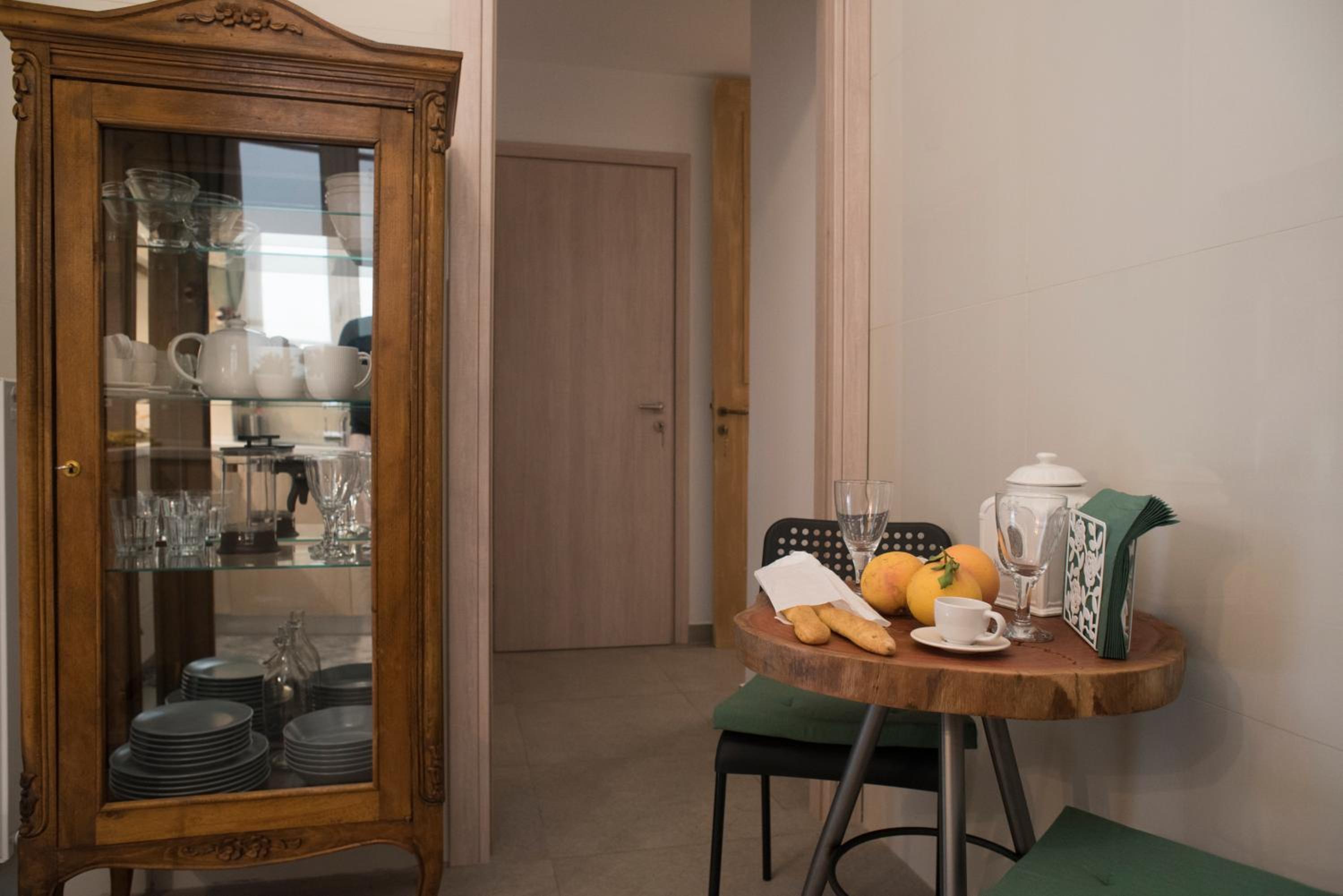 Athenian Neoclassical Apartment