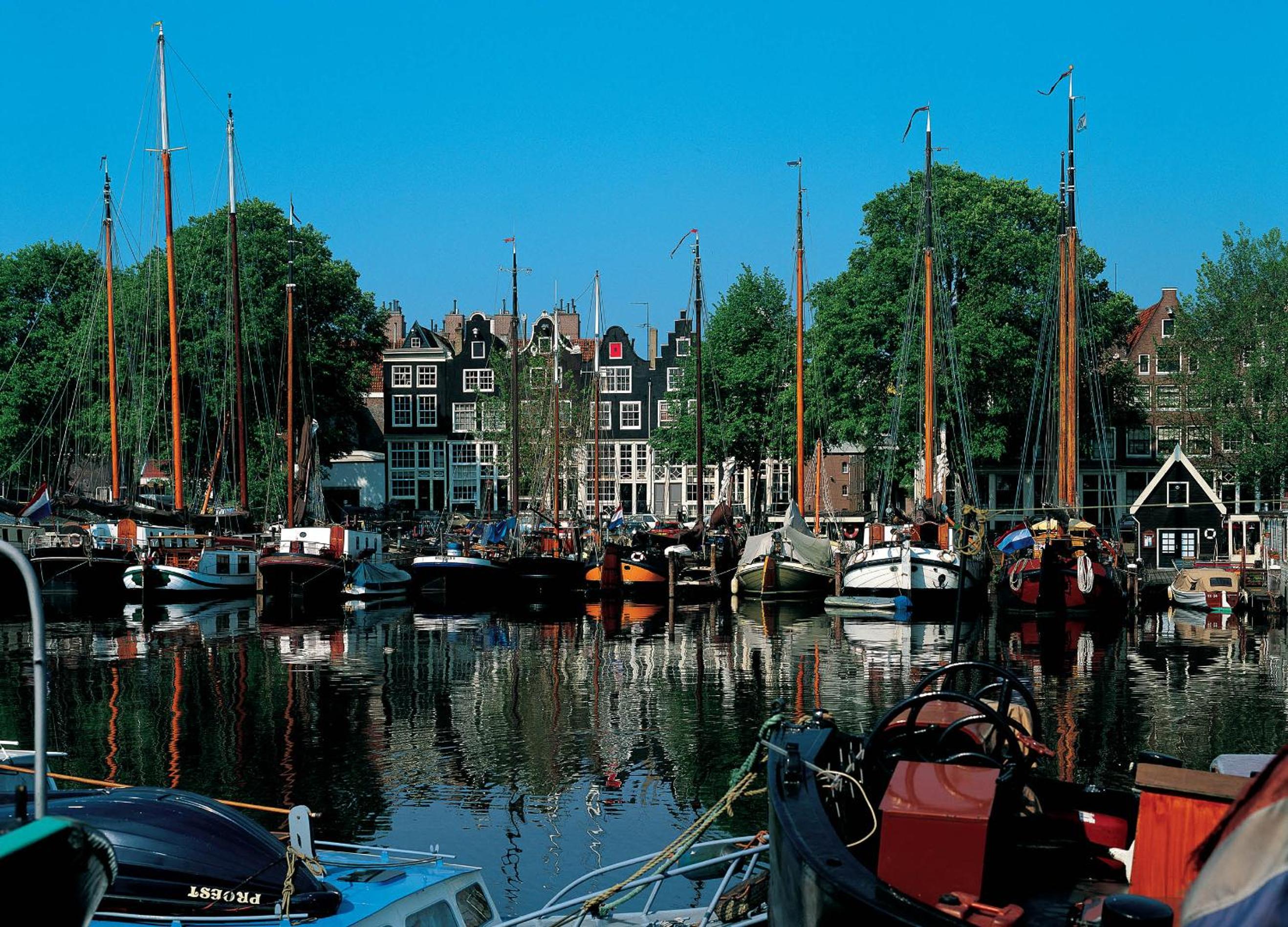 Central & Quiet Canal Apartment