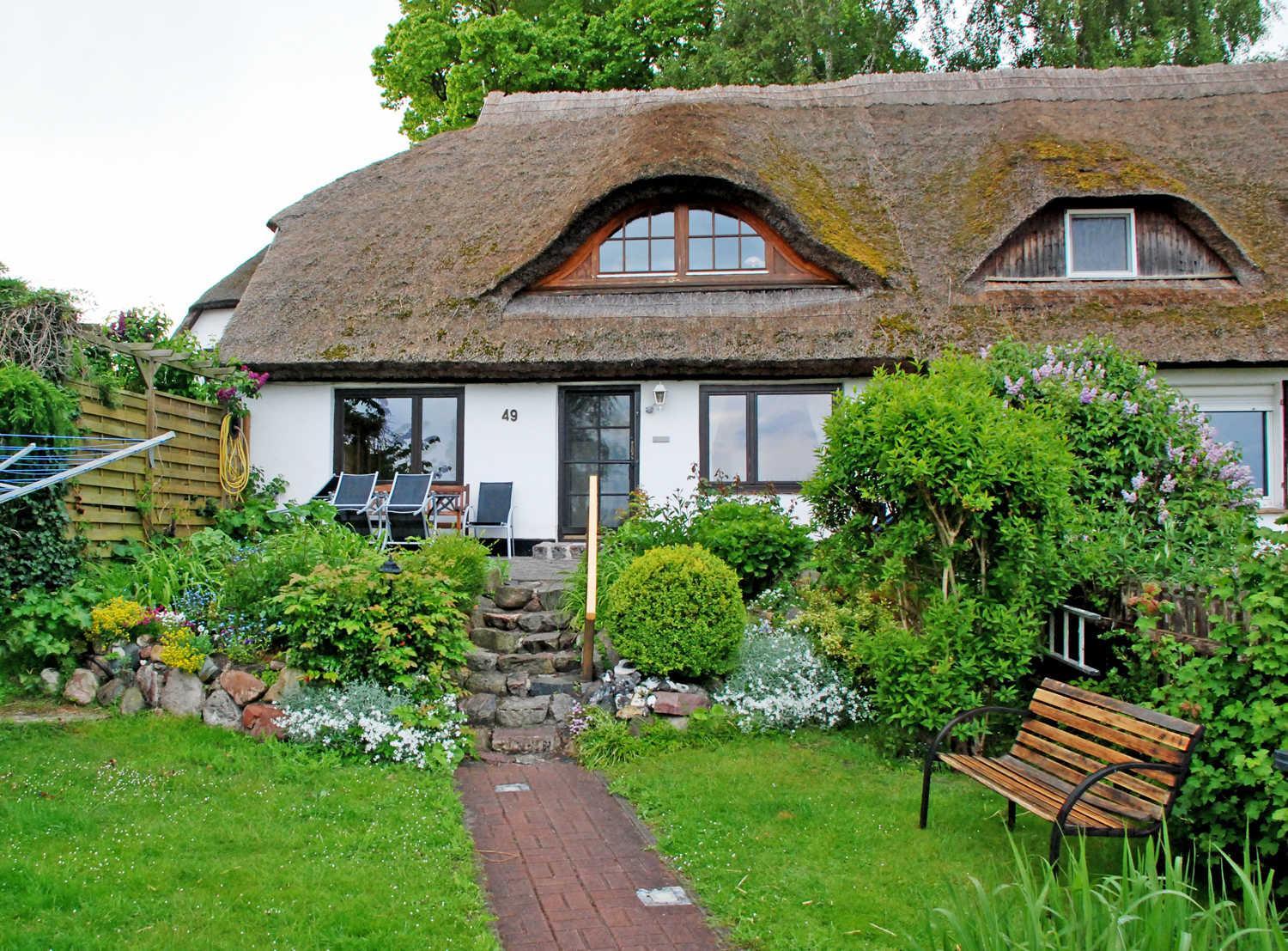 Ferienhaus mit Reetdach und Seebli view 4