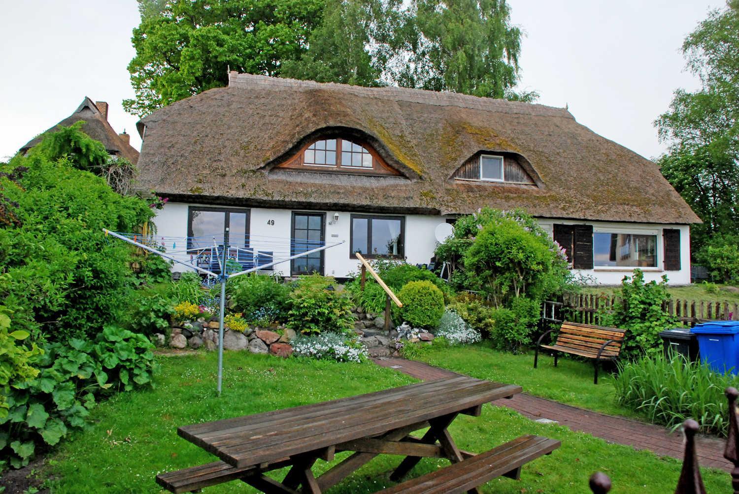 Ferienhaus mit Reetdach und Seebli view 5