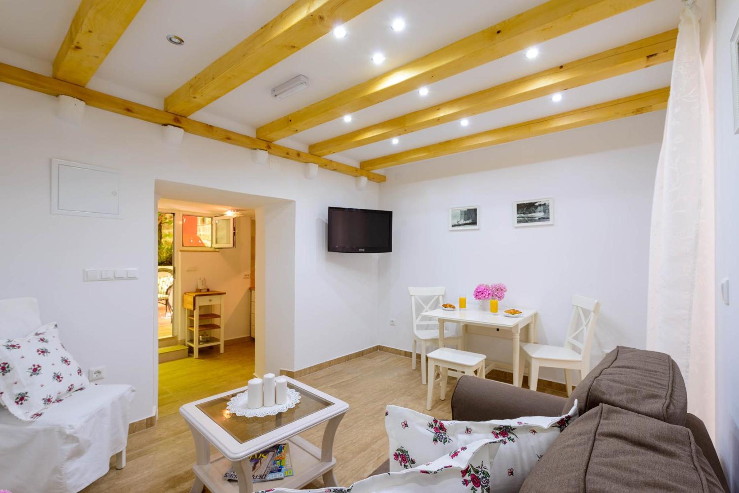 Leona Apartments