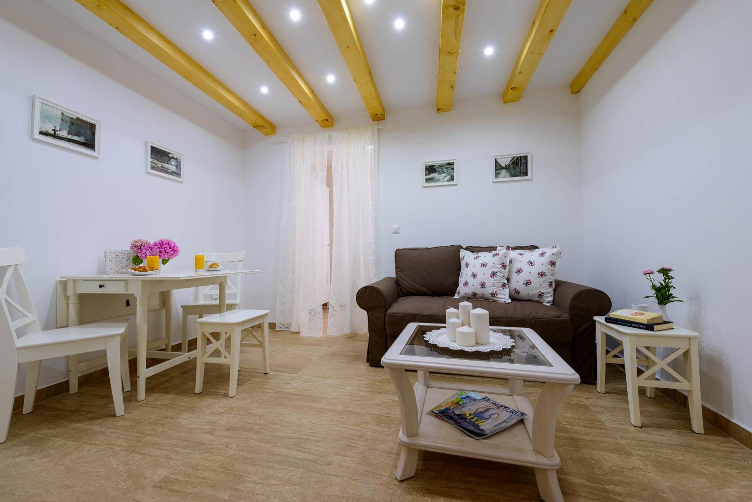 Leona Apartments