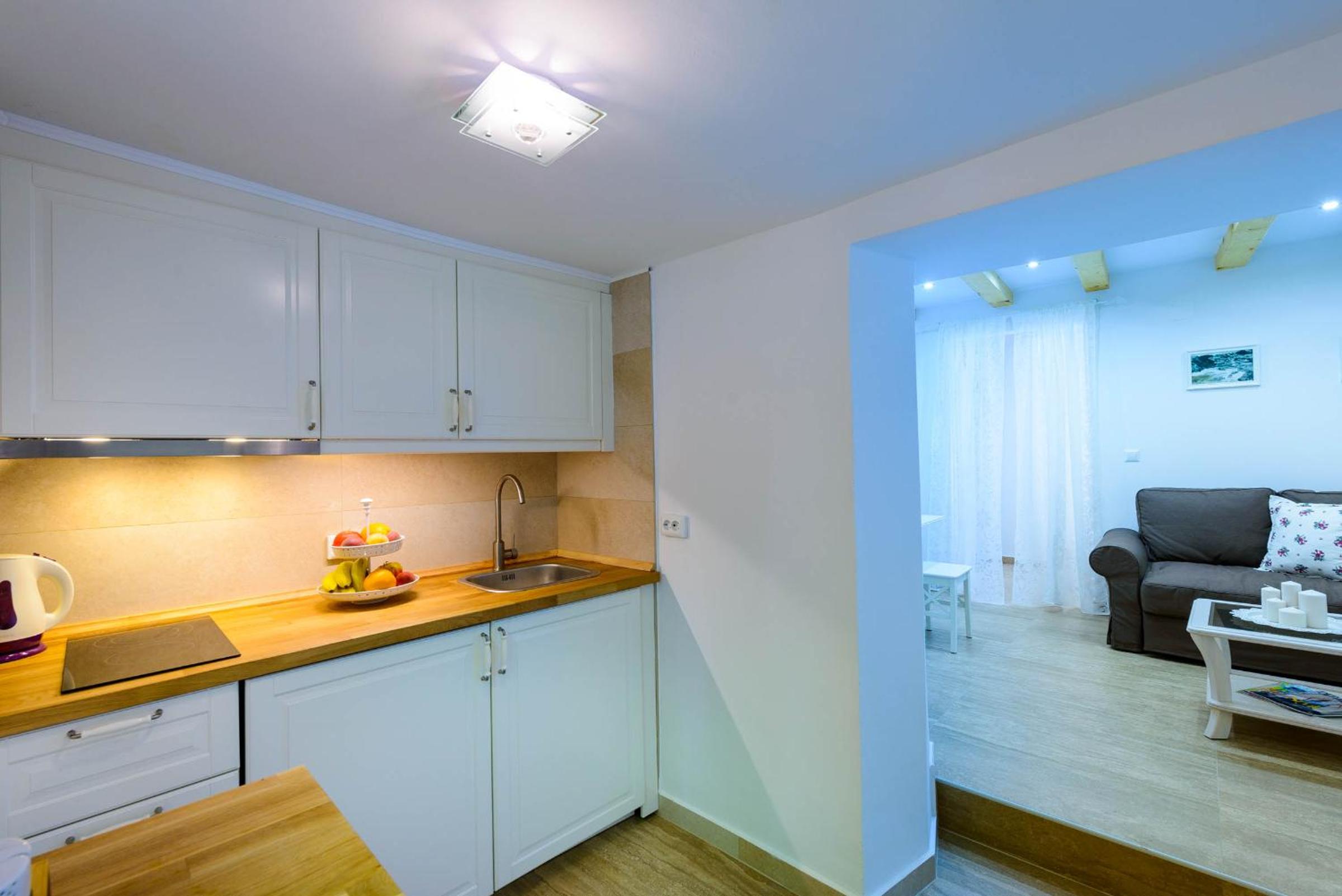Leona Apartments