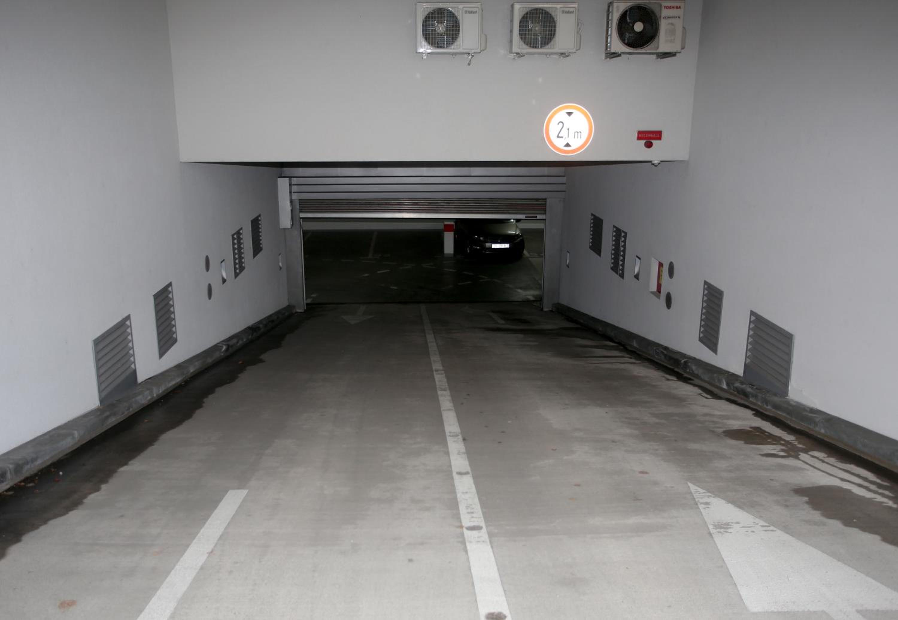 Apartment Andro,Trnje, private garage view 3