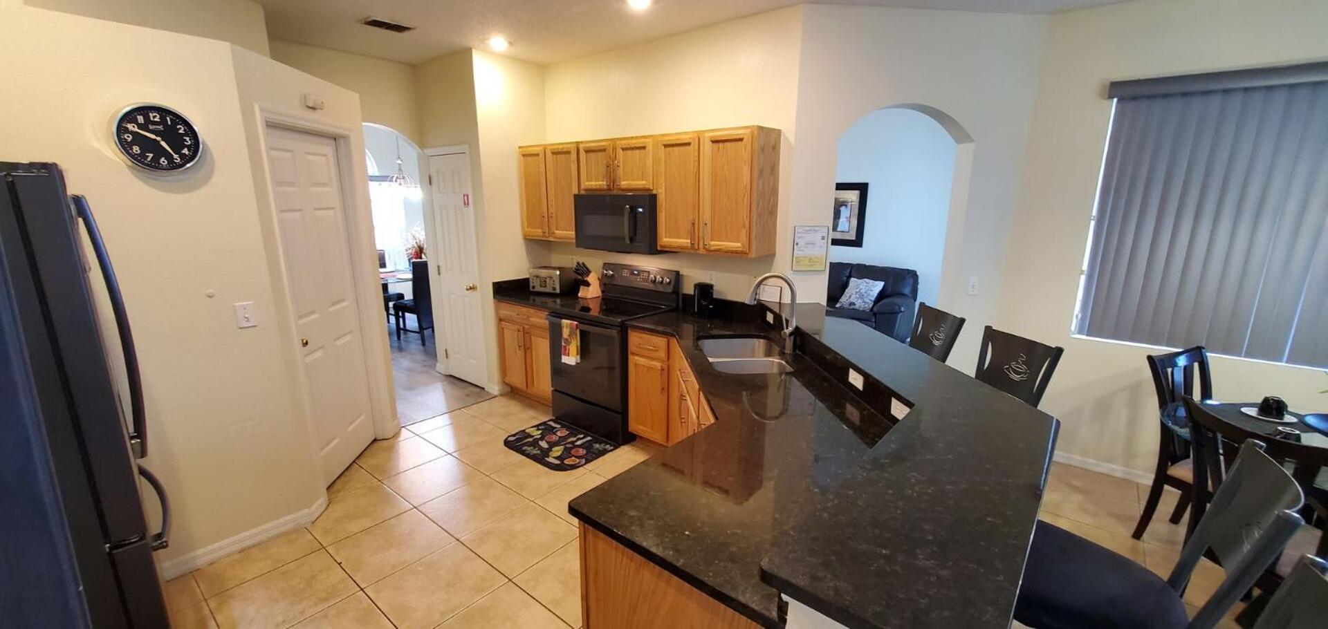 Private pool and spa, 10 miles to Disney, 20 Universal, ping pong, game room, washer, dryer, wifi