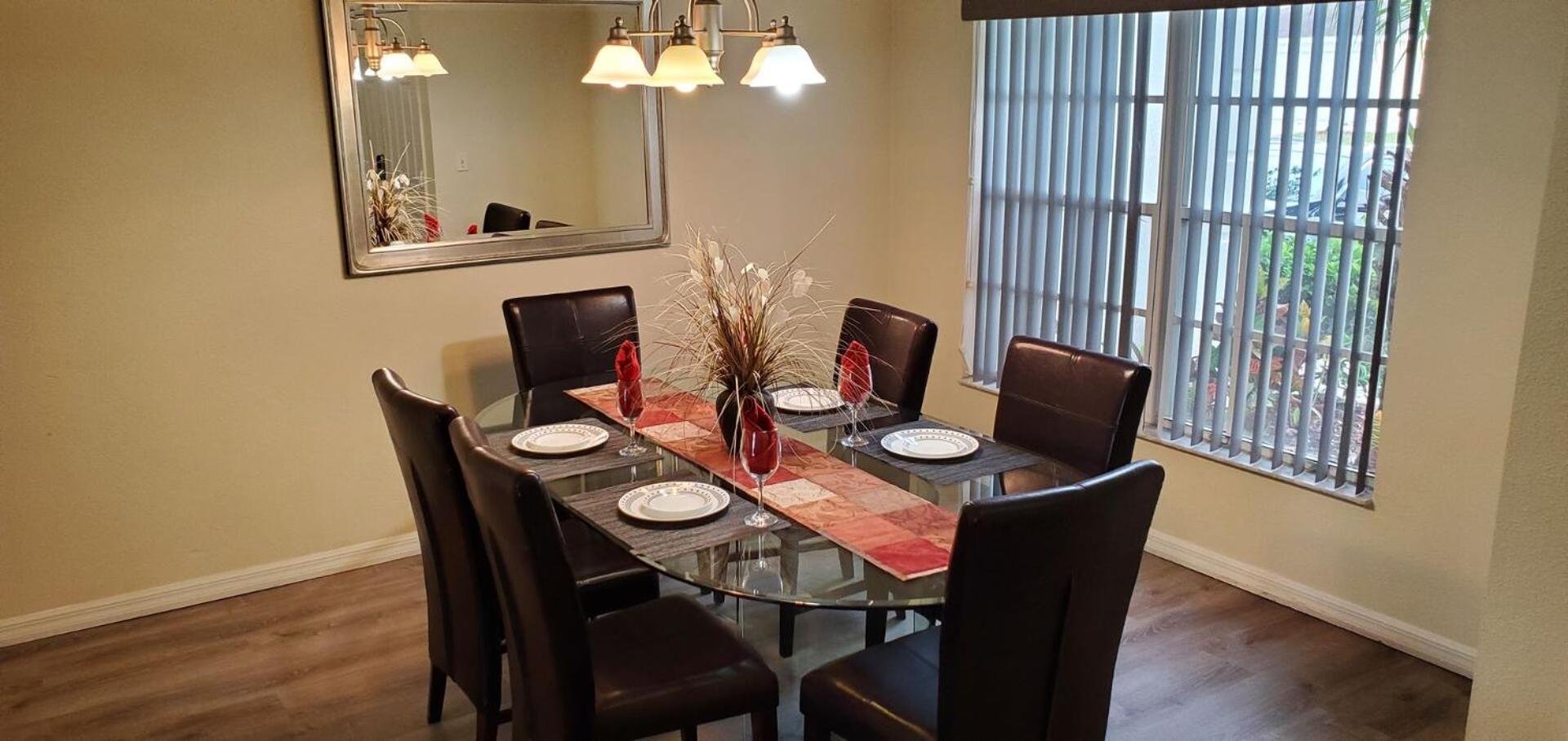 Private pool and spa, 10 miles to Disney, 20 Universal, ping pong, game room, washer, dryer, wifi