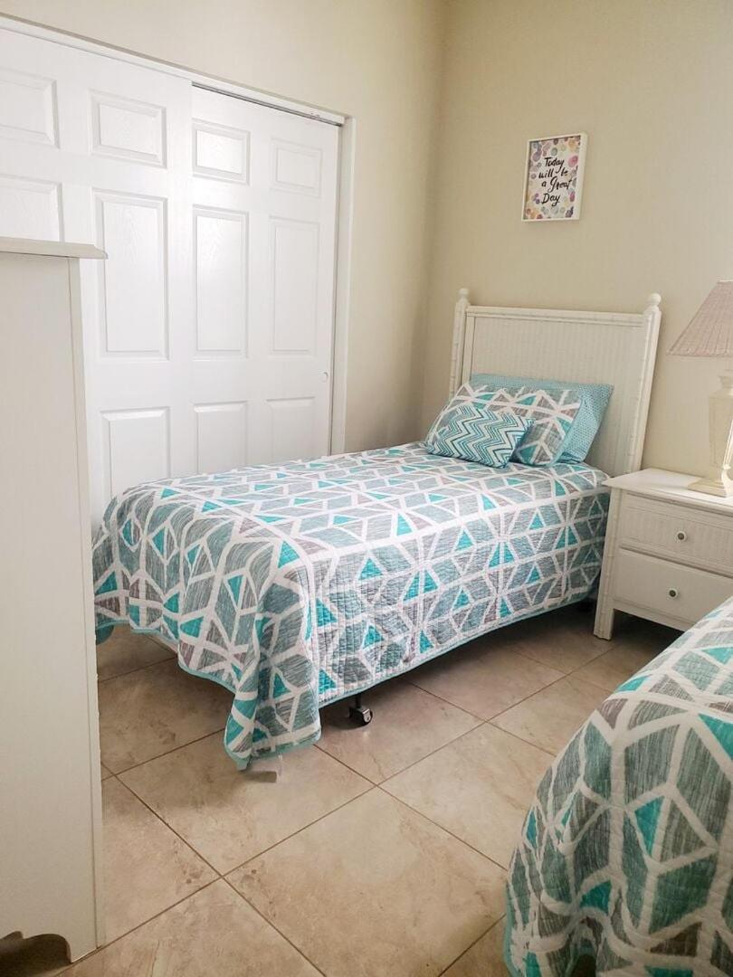 8 miles to Disney, 20 miles Universal, private pool, pool table, washer, dryer, cable, wifi, roku