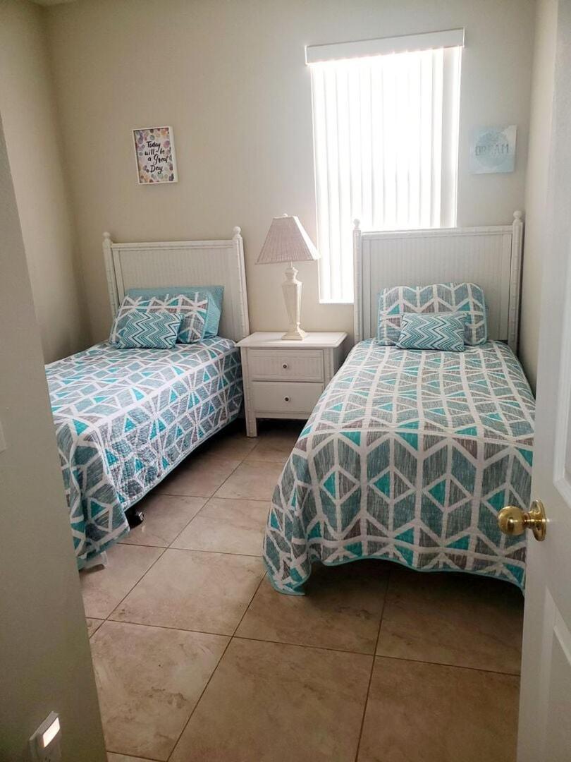 8 miles to Disney, 20 miles Universal, private pool, pool table, washer, dryer, cable, wifi, roku
