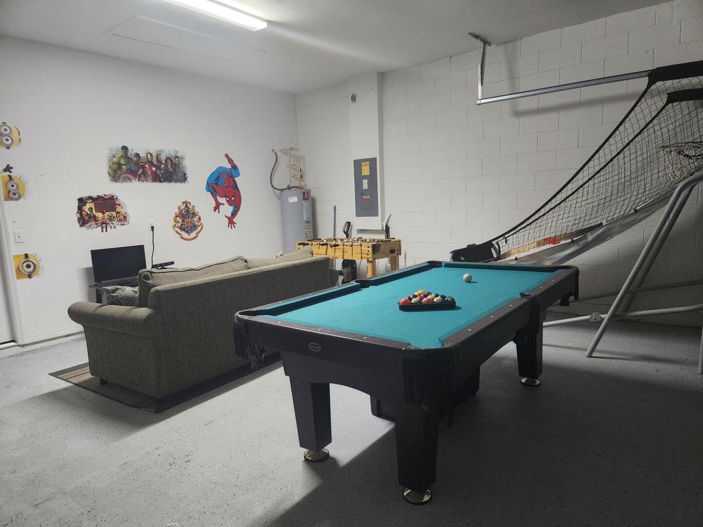 8 miles to Disney, 20 miles Universal, private pool, pool table, washer, dryer, cable, wifi, roku