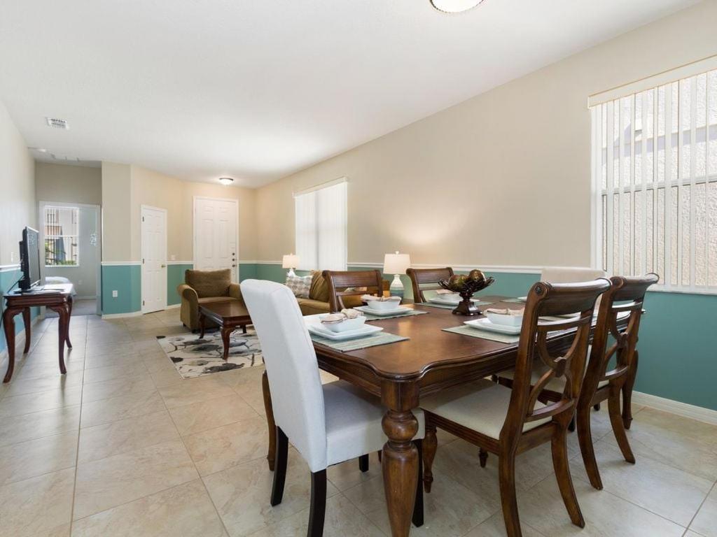 8 miles to Disney, 20 miles Universal, private pool, pool table, washer, dryer, cable, wifi, roku